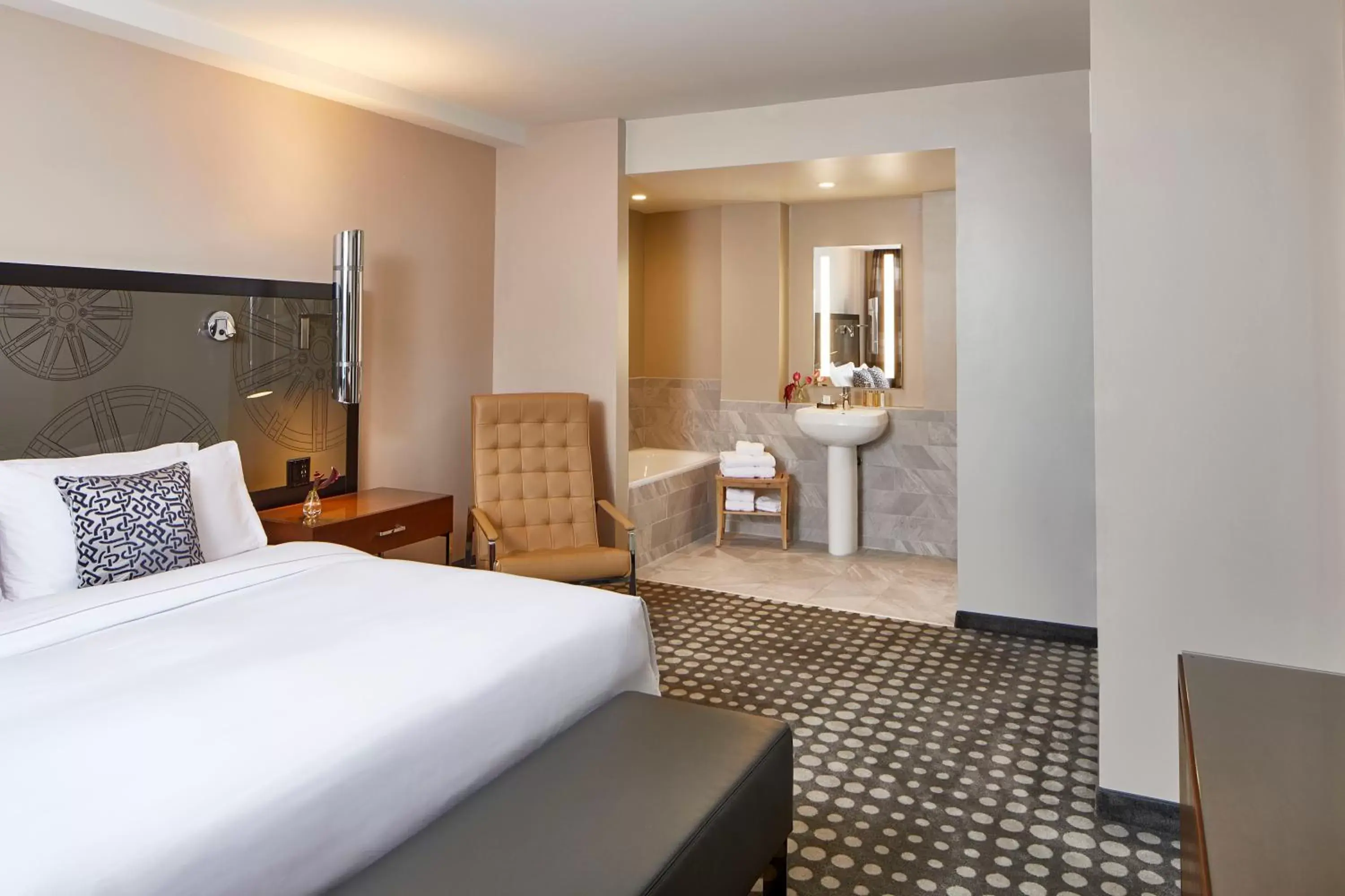 Bathroom, Bed in Kimpton Overland Hotel - Atlanta Airport, an IHG Hotel