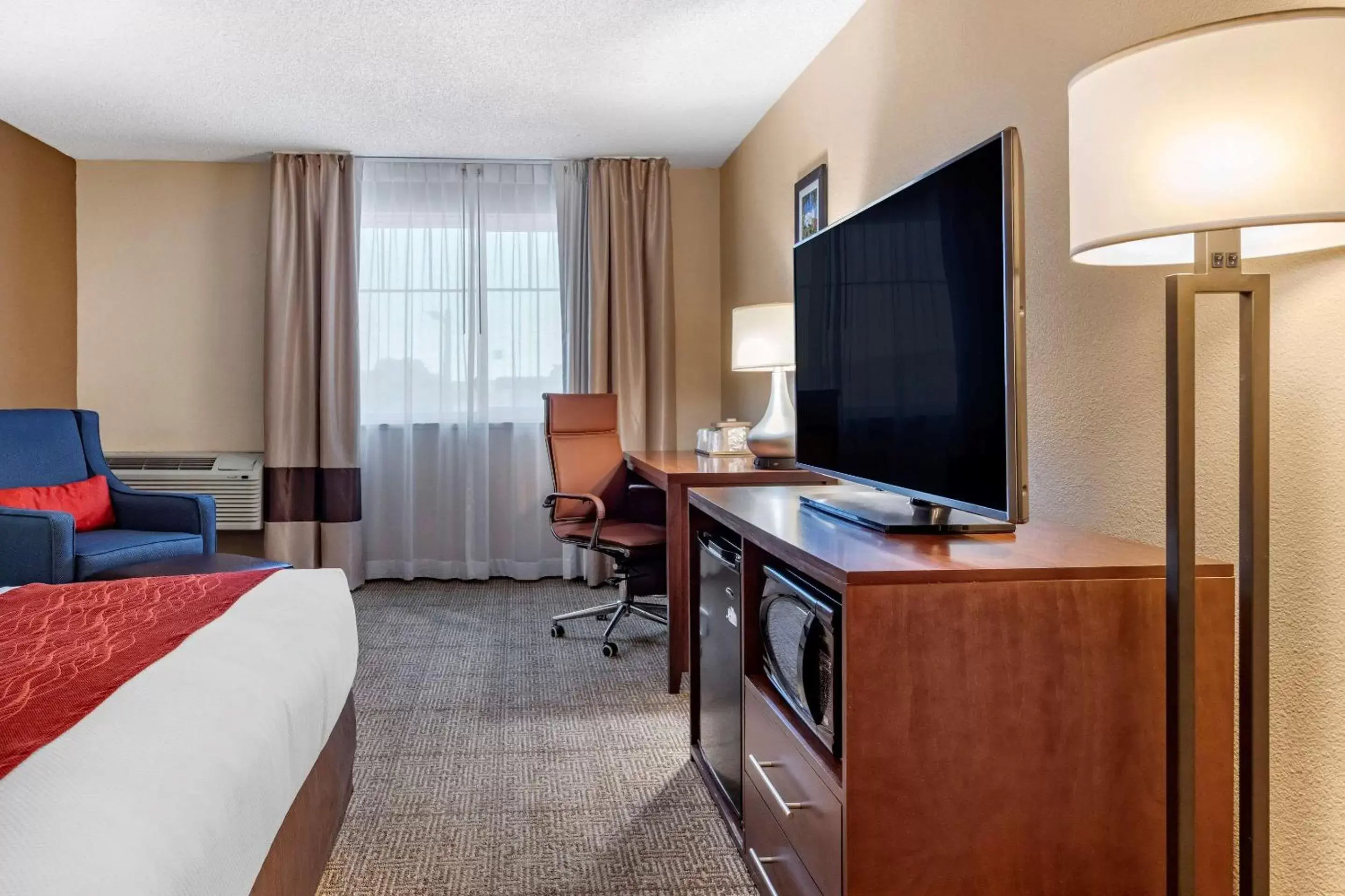 Photo of the whole room, TV/Entertainment Center in Comfort Inn City of Natural Lakes