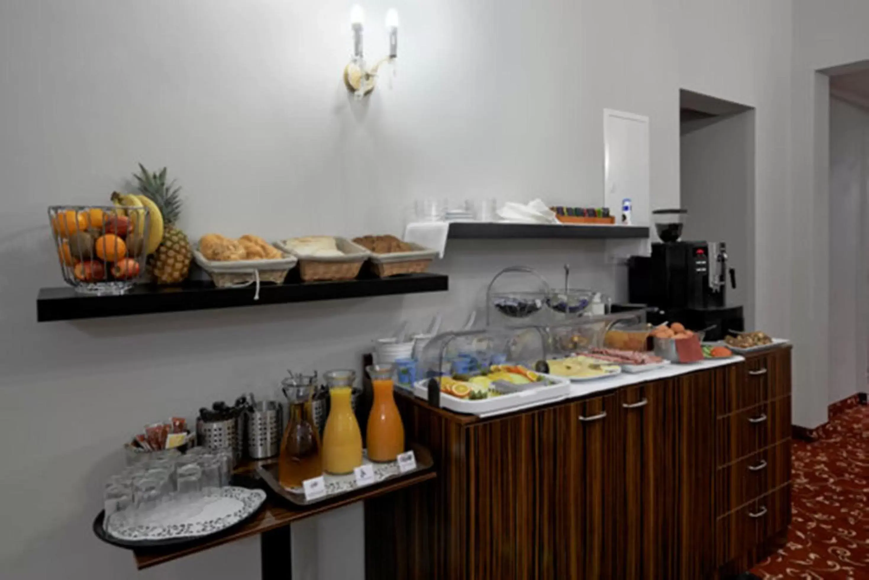Coffee/tea facilities, Food in Hotel Pension Baron am Schottentor