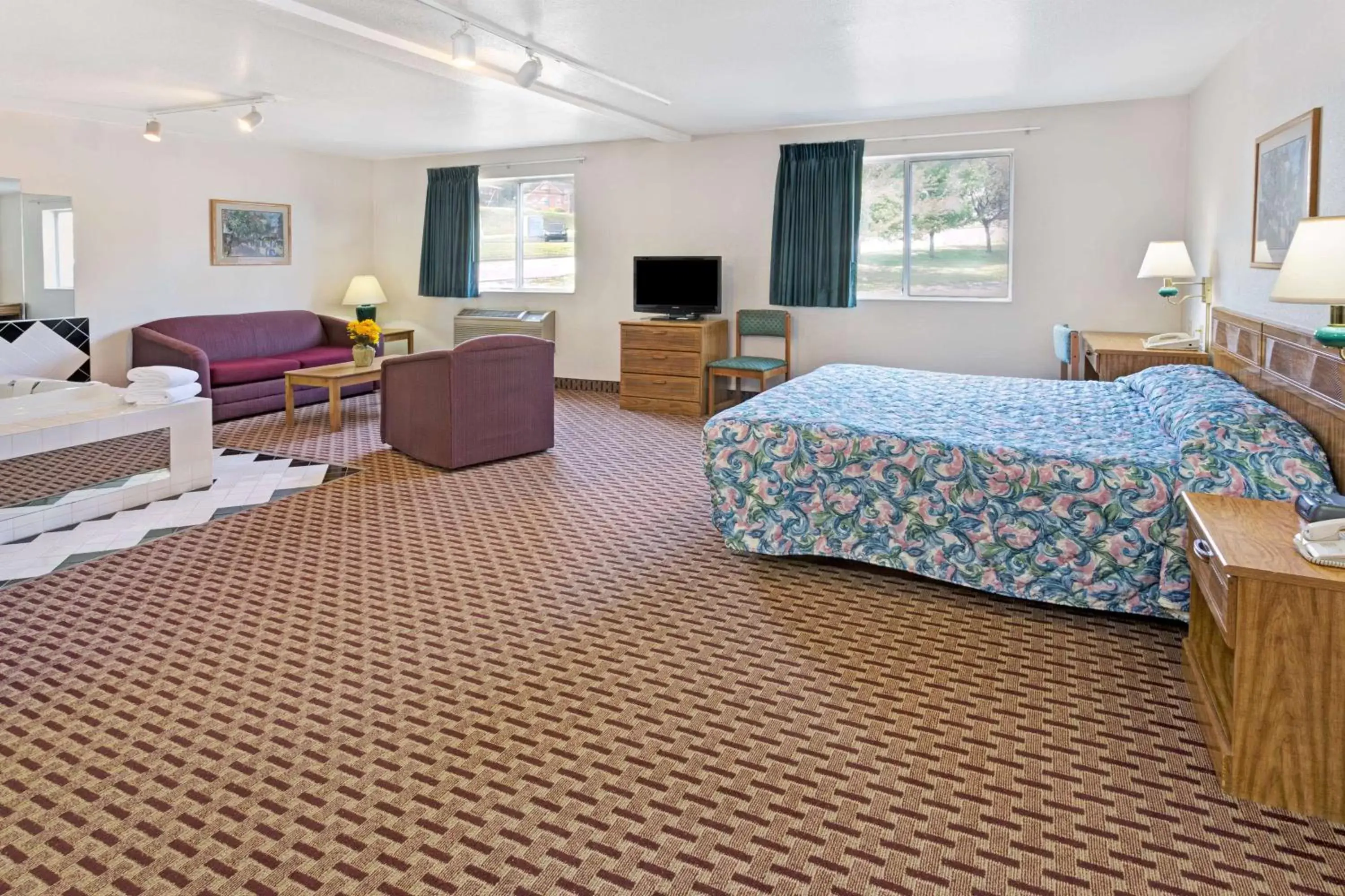King Suite - Non-Smoking in Super 8 by Wyndham Canonsburg/Pittsburgh Area
