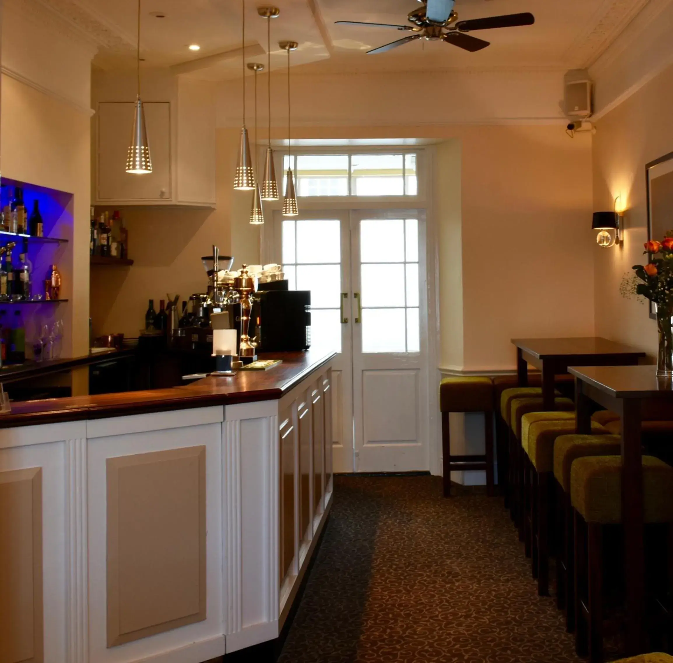 Lounge or bar, Kitchen/Kitchenette in Queens Court Hotel