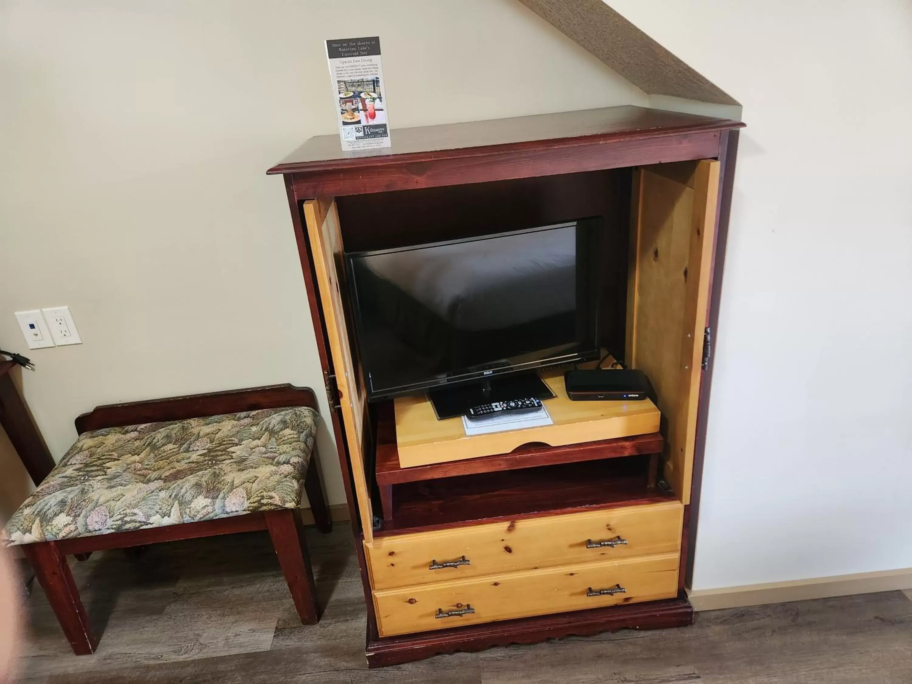 TV and multimedia, TV/Entertainment Center in Waterton Lakes Lodge Resort