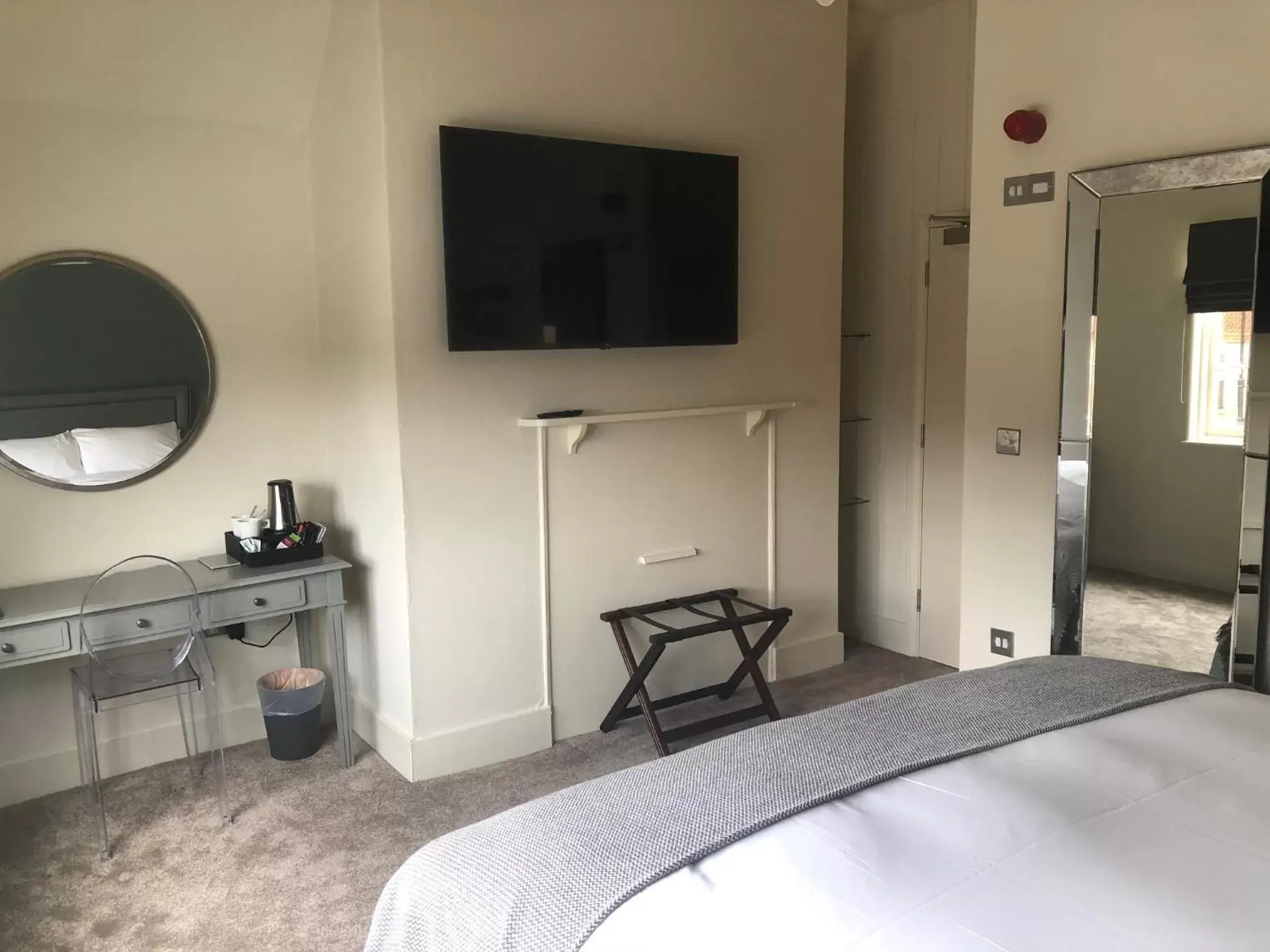 Bedroom, TV/Entertainment Center in The Swan at Forest Row