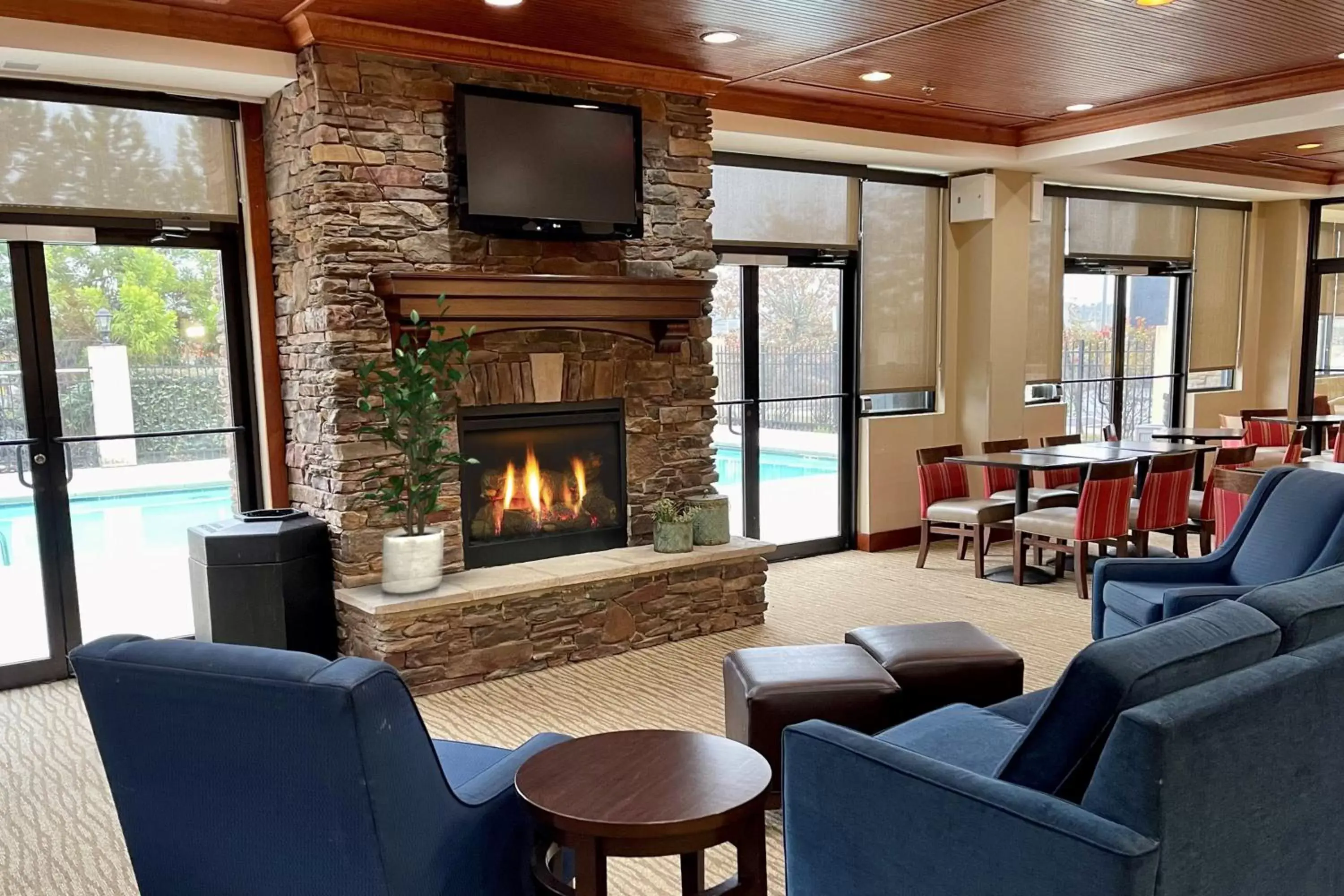Communal lounge/ TV room, Lounge/Bar in Comfort Suites Augusta Riverwatch