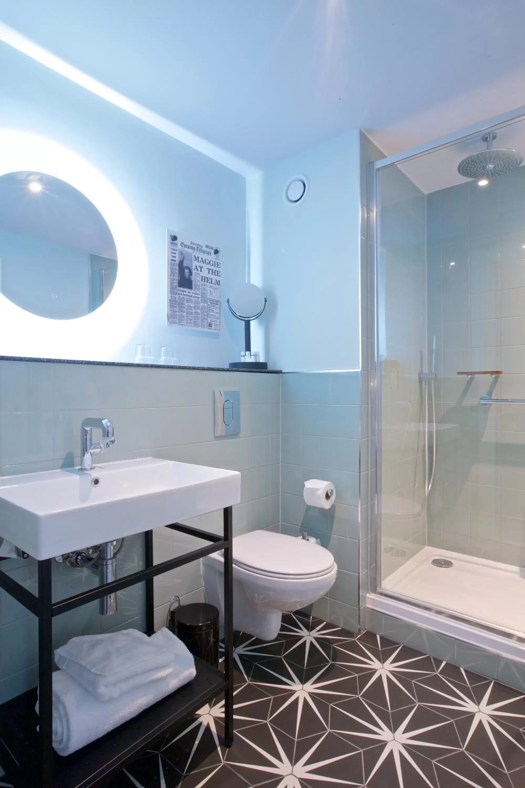 Shower, Bathroom in Telegraph Hotel - Coventry