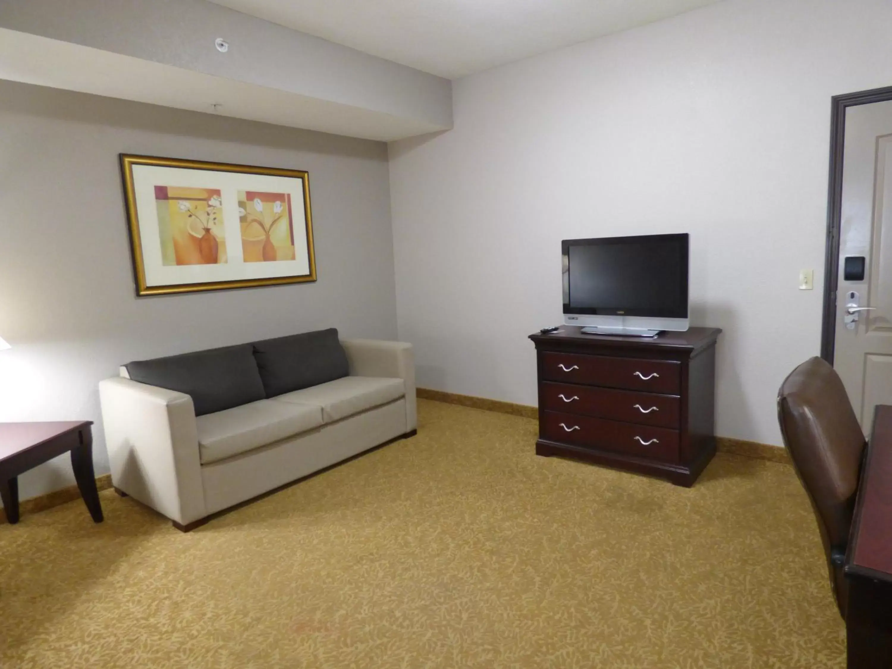 Seating area, TV/Entertainment Center in Country Inn & Suites by Radisson, Pensacola West, FL