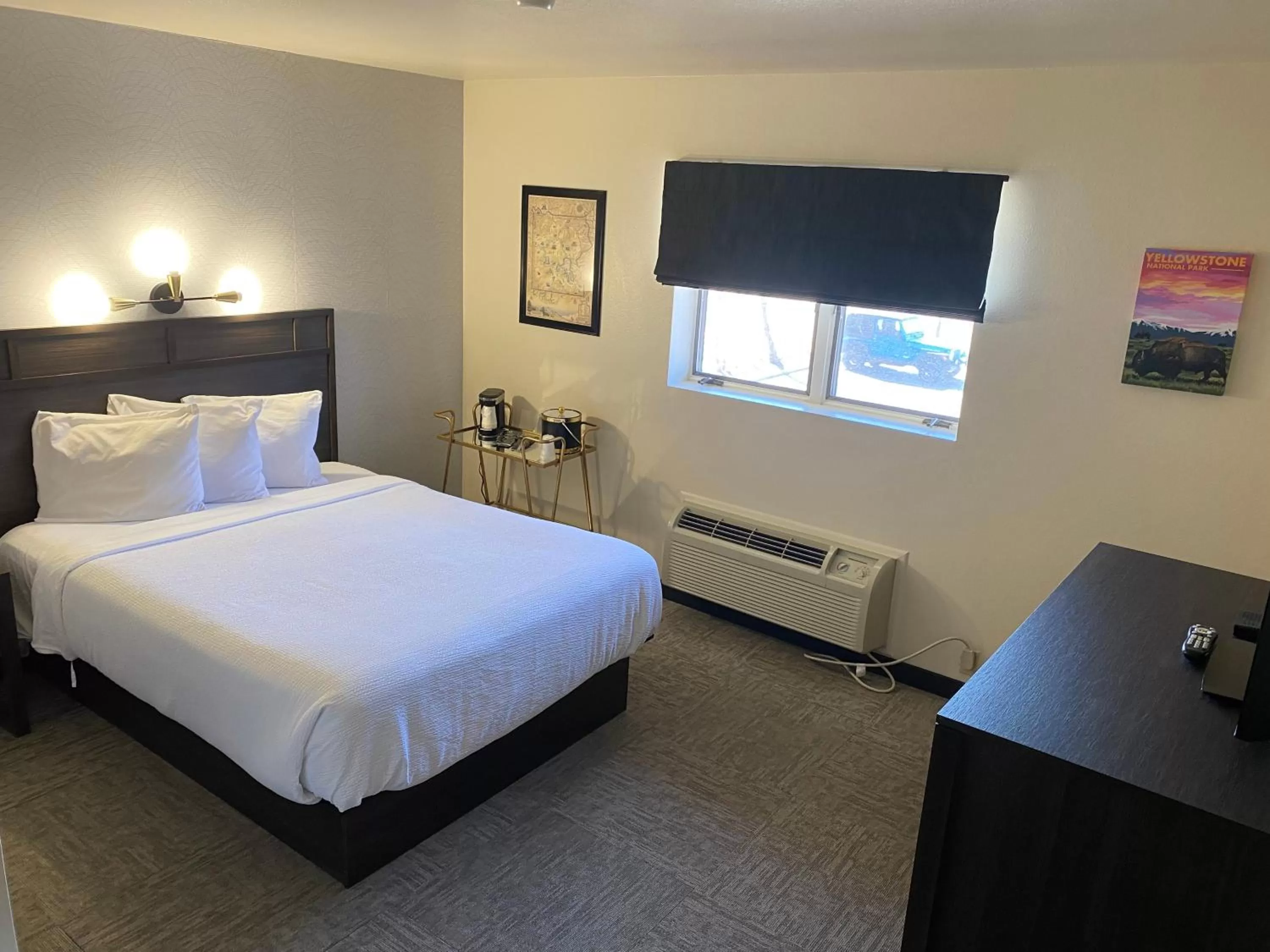 Photo of the whole room, Bed in The Scout INN