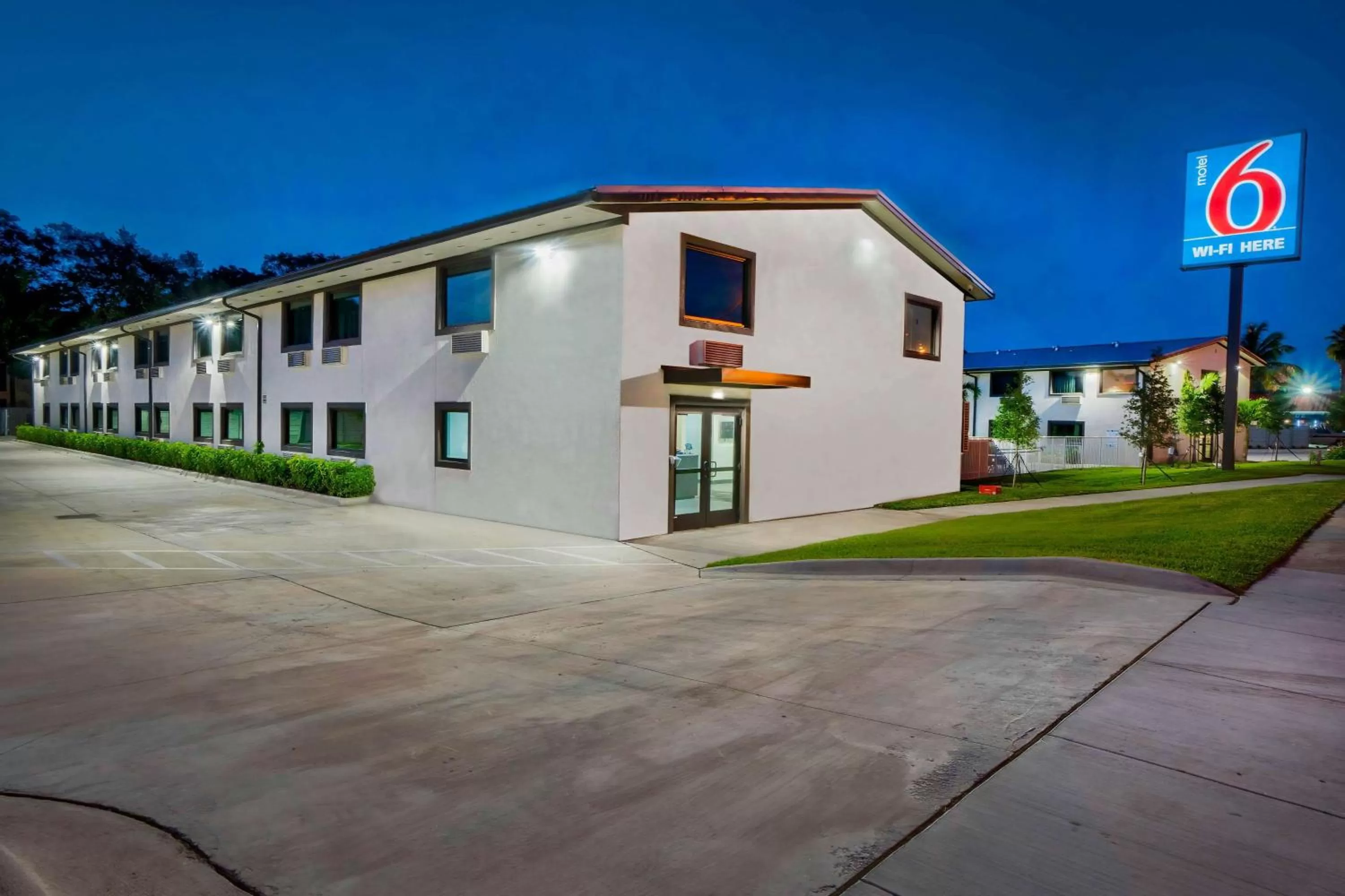 Property building in Motel 6-Fort Lauderdale, FL