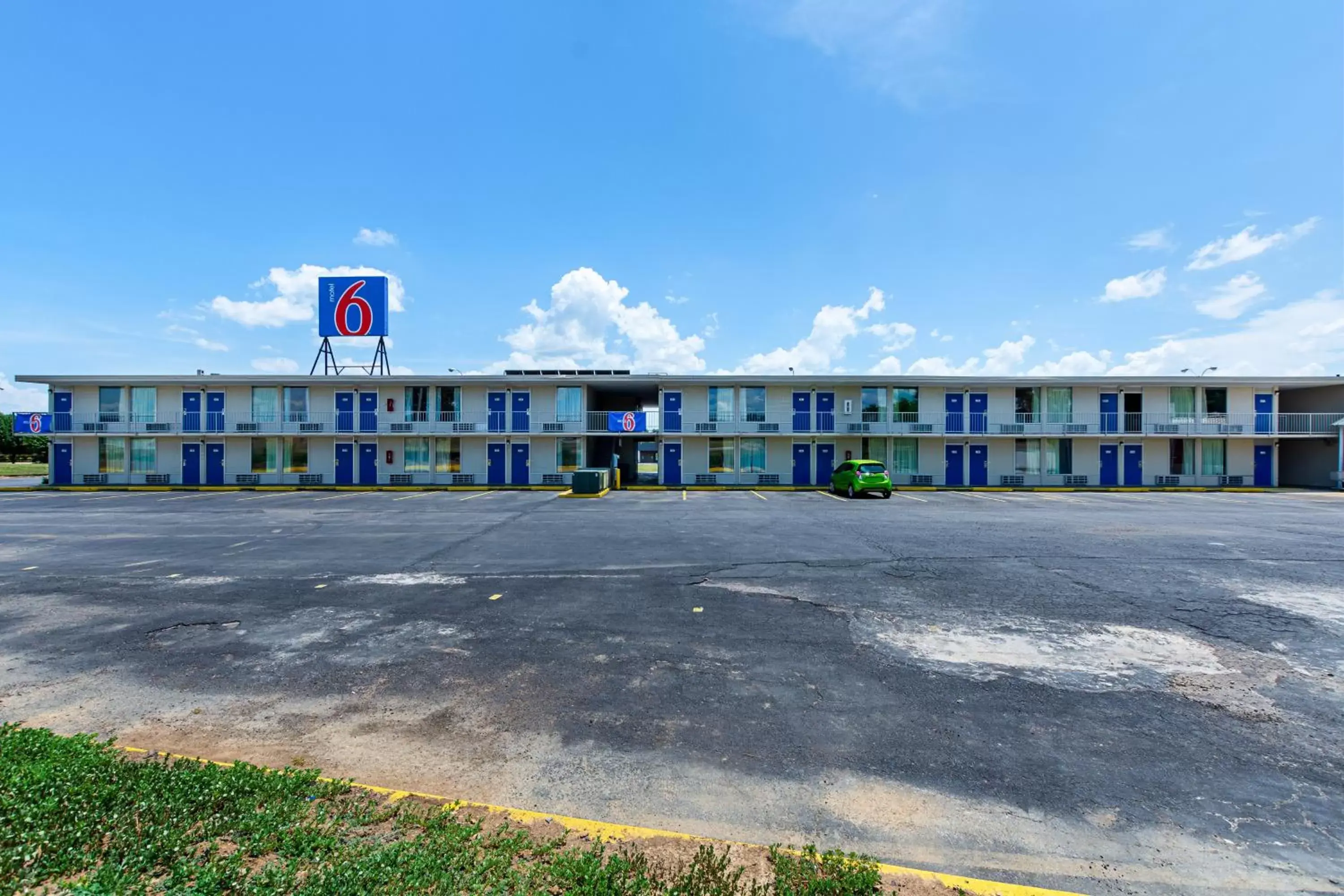 Facade/entrance, Property Building in Motel 6-Van Buren, AR