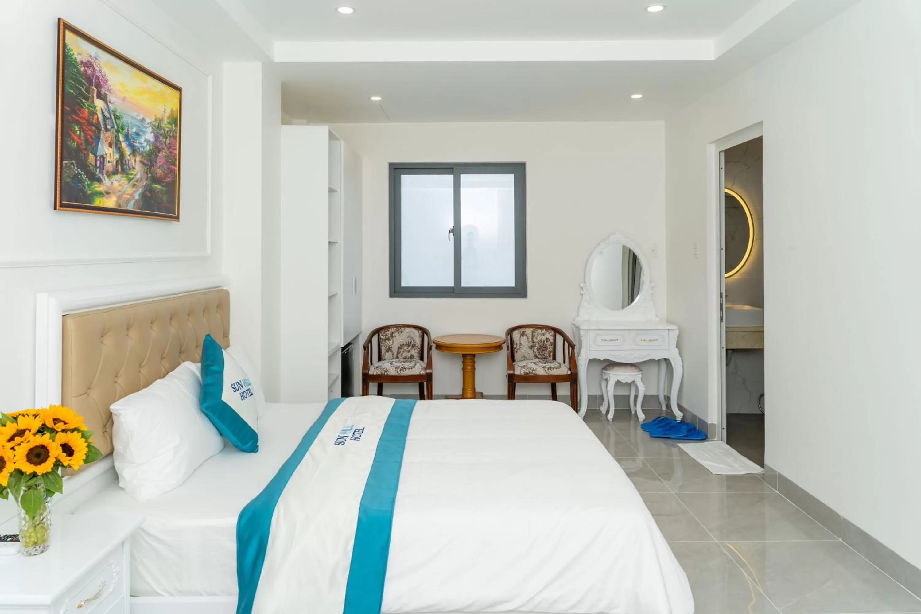 Living room, Bed in Sun Hill Hotel