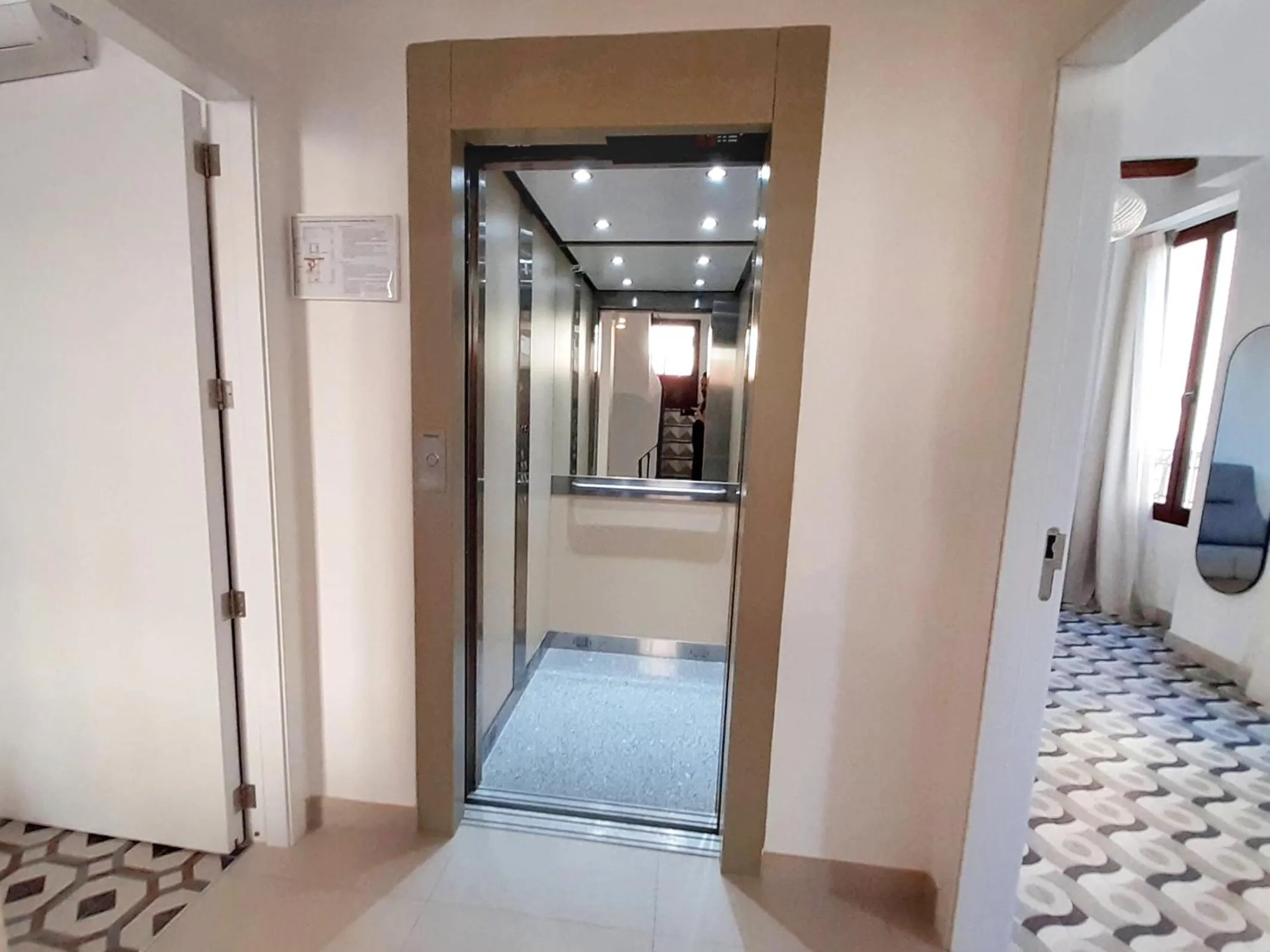 Area and facilities, Bed in Hotel 19-30 Valencia