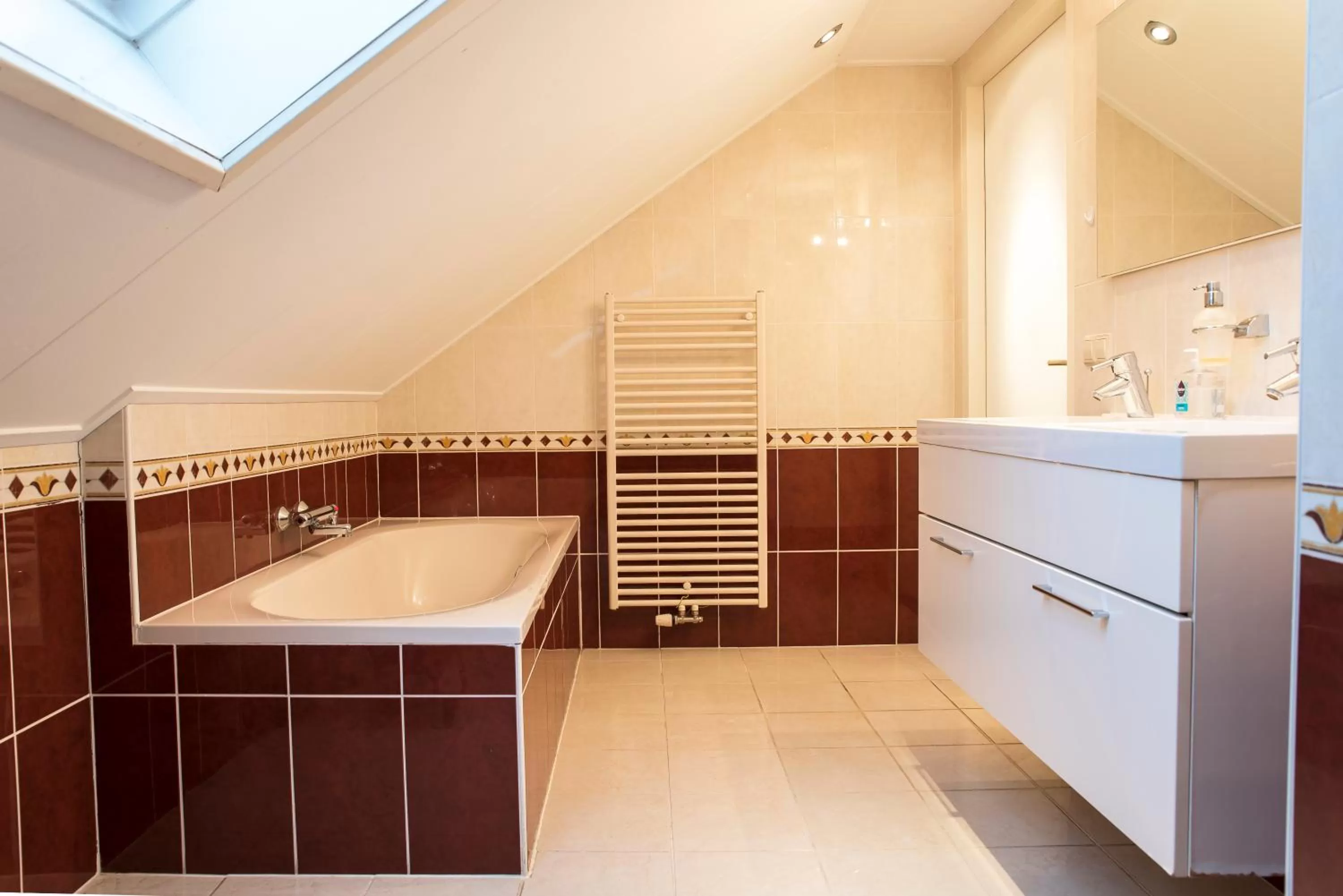 Shower, Bathroom in Hotel Restaurant Roerdinkhof