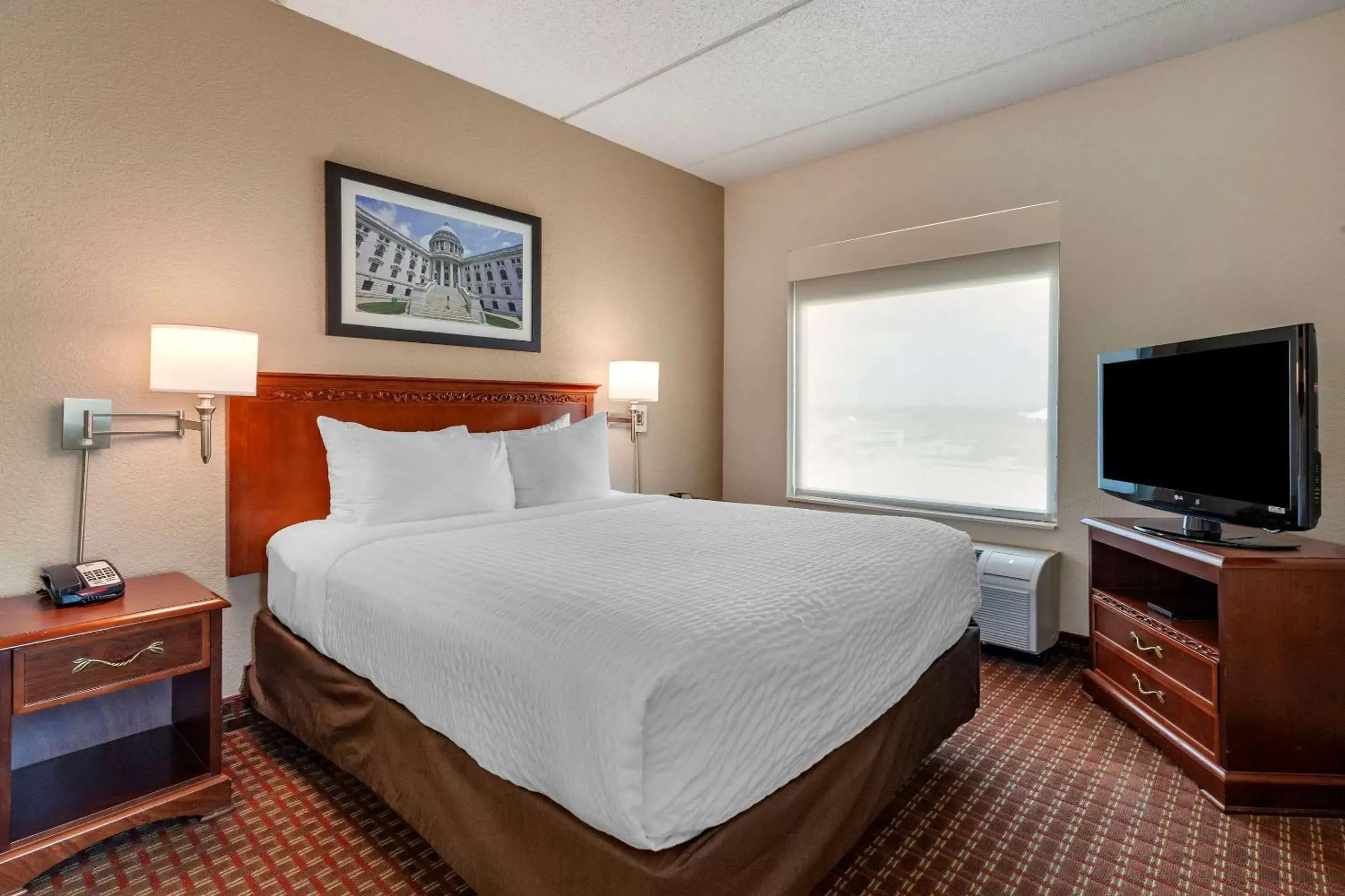Bedroom, Bed in Clarion Suites at The Alliant Energy Center
