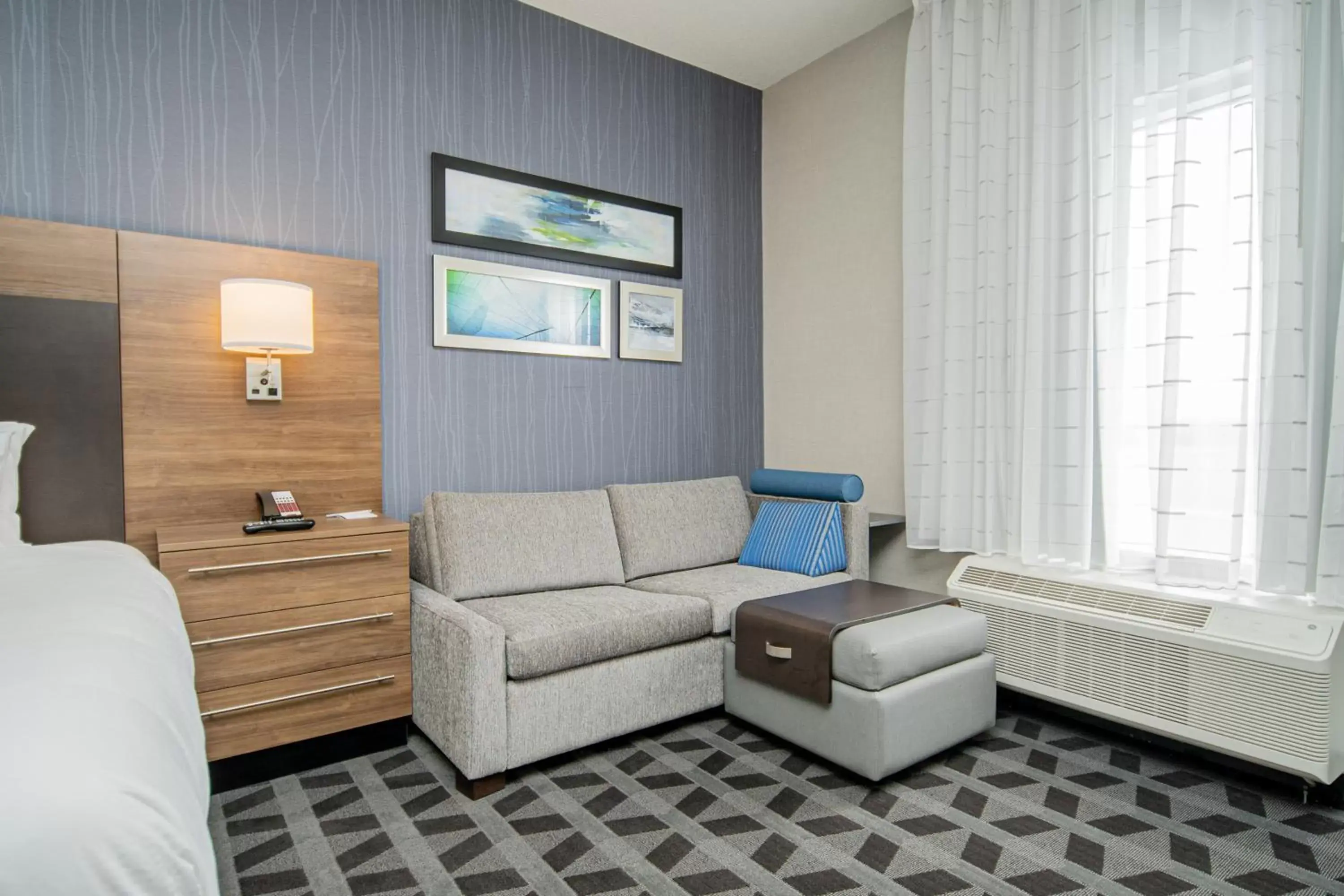 Seating area, Lounge/Bar in TownePlace Suites by Marriott Brantford and Conference Centre