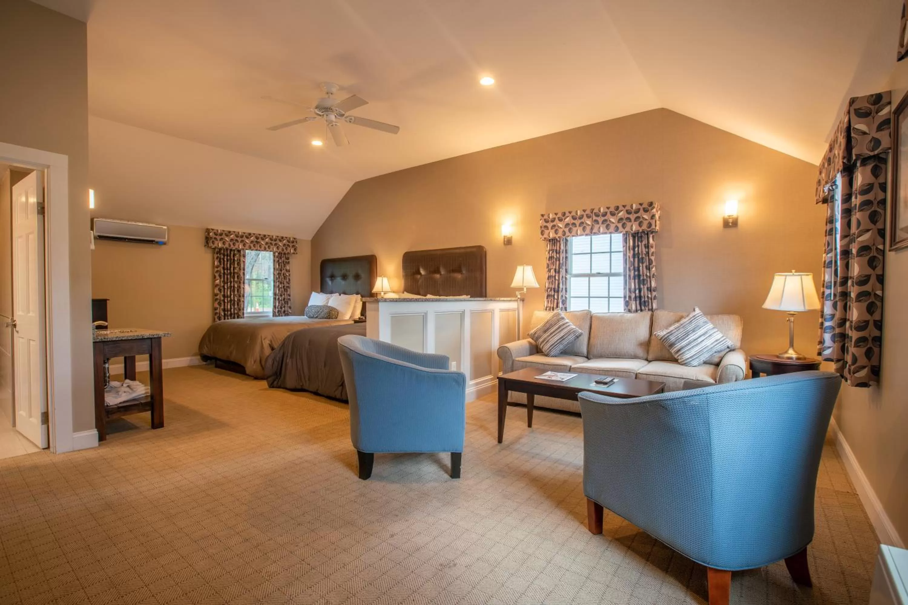 Bed in New England Inn & Lodge