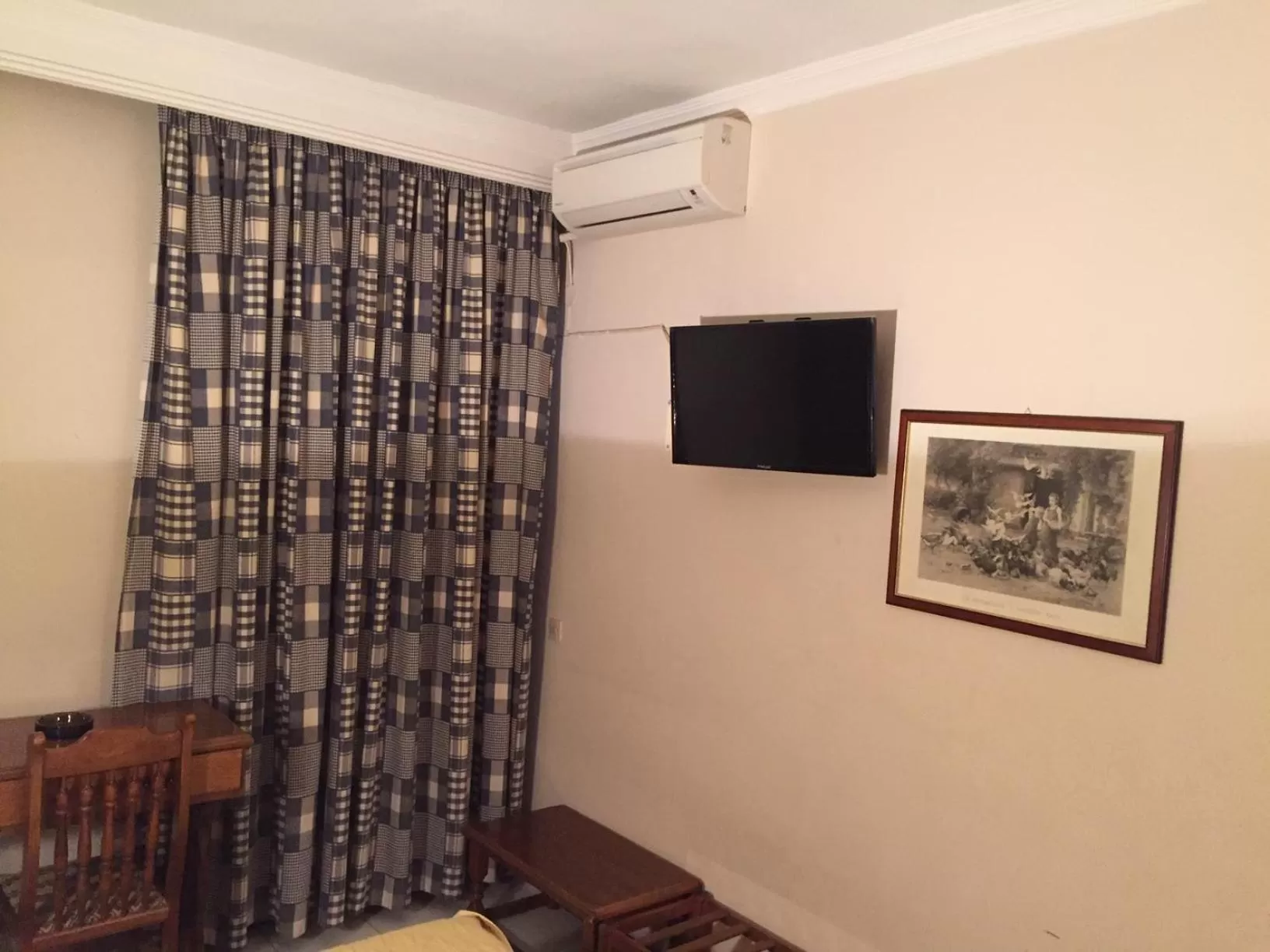 TV/Entertainment Center in Hotel Costis