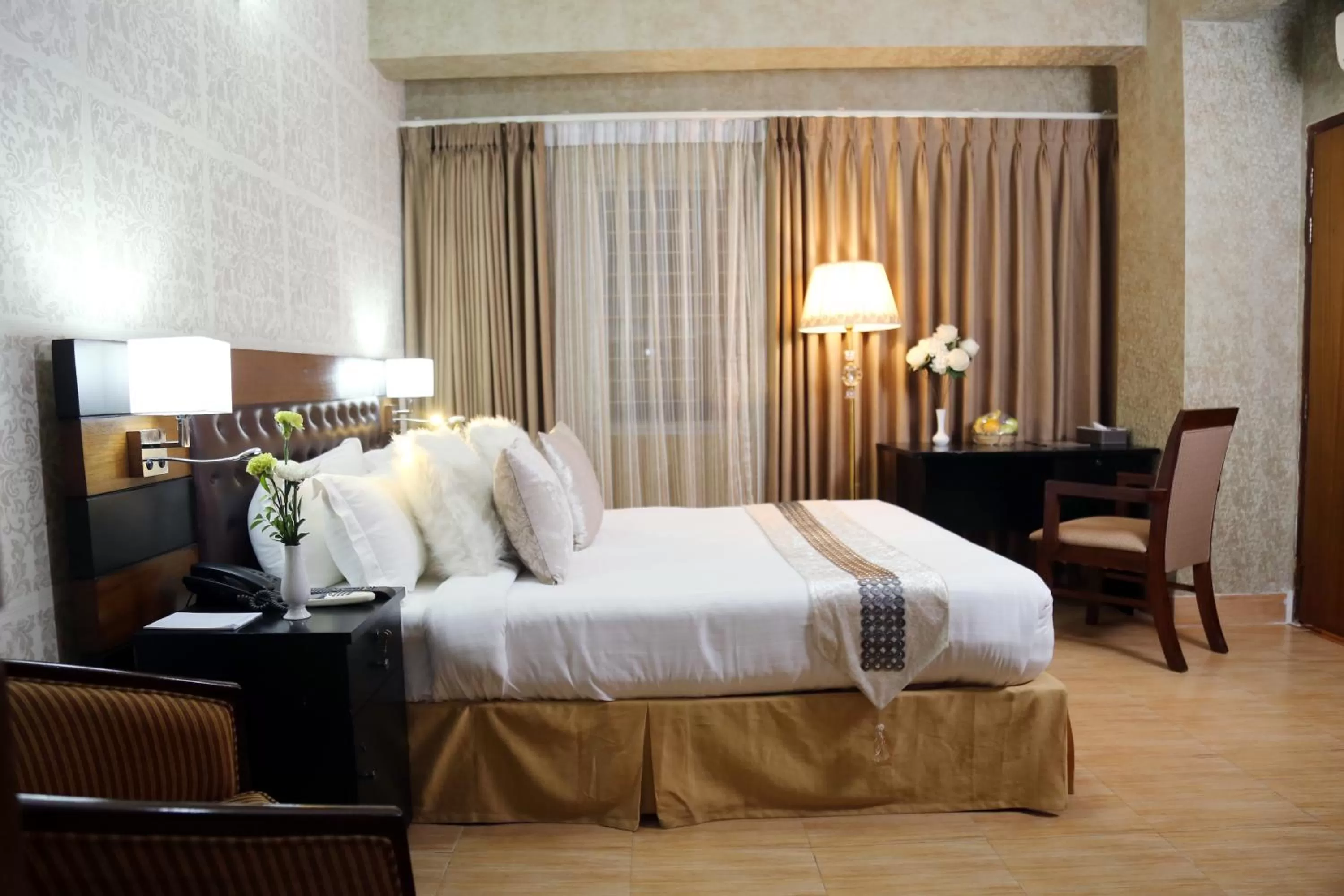 Bedroom, Bed in Civic Inn