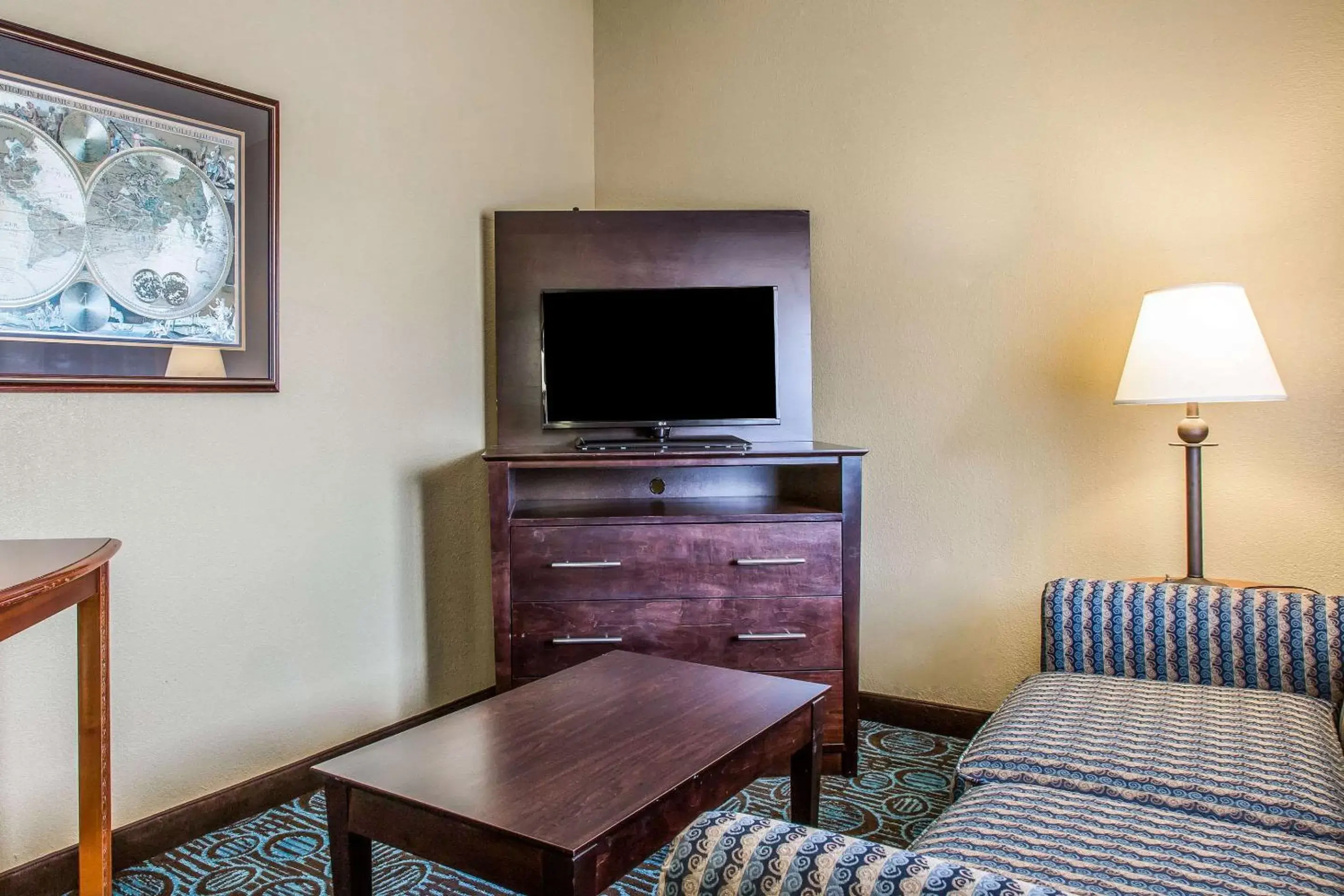 Photo of the whole room, TV/Entertainment Center in Clarion Inn New London/ Mystic