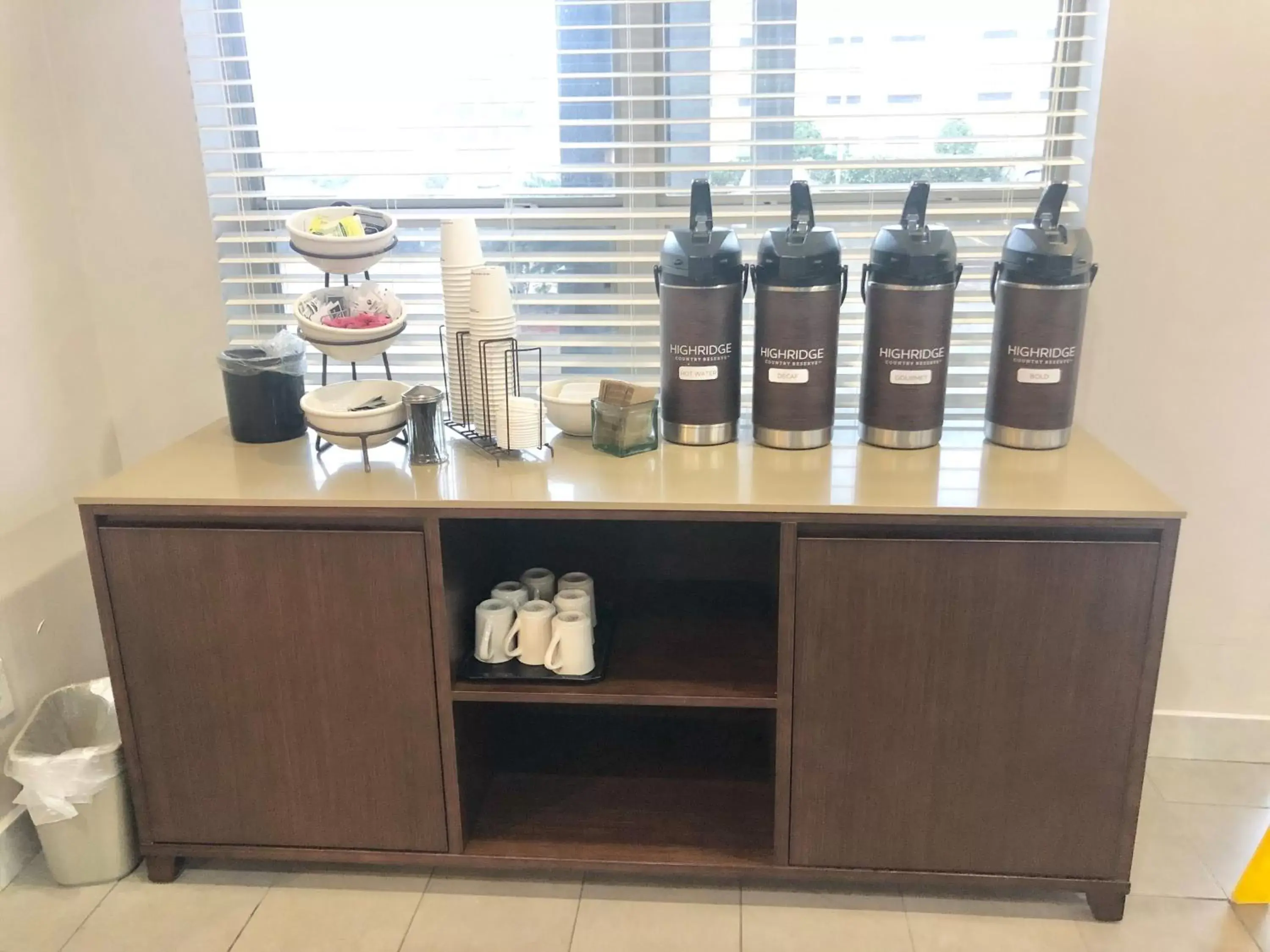 Coffee/tea facilities in Country Inn & Suites By Radisson, Houston IAH Airport-JFK Boulevard