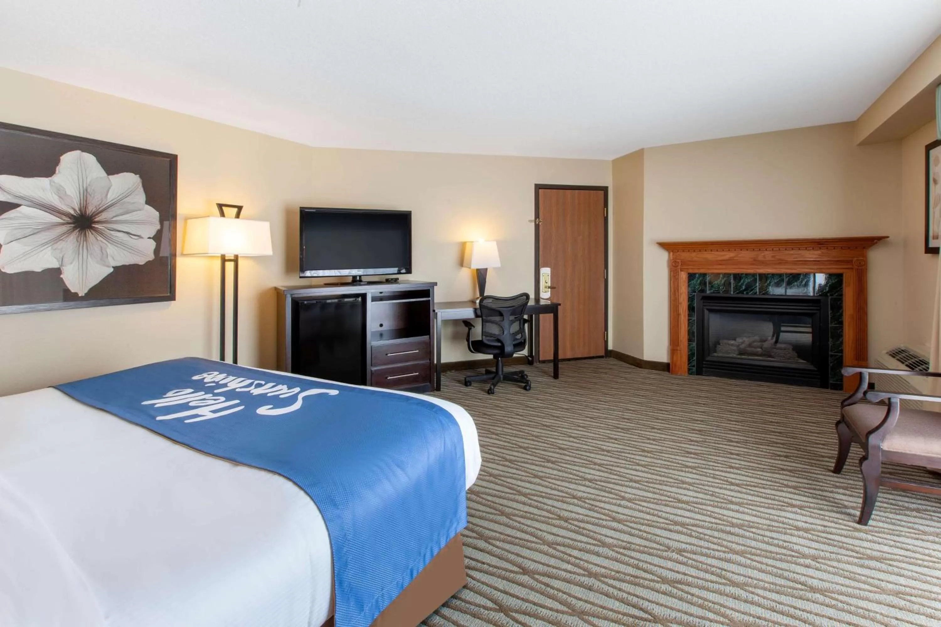Photo of the whole room, Bed in Days Inn by Wyndham Petoskey