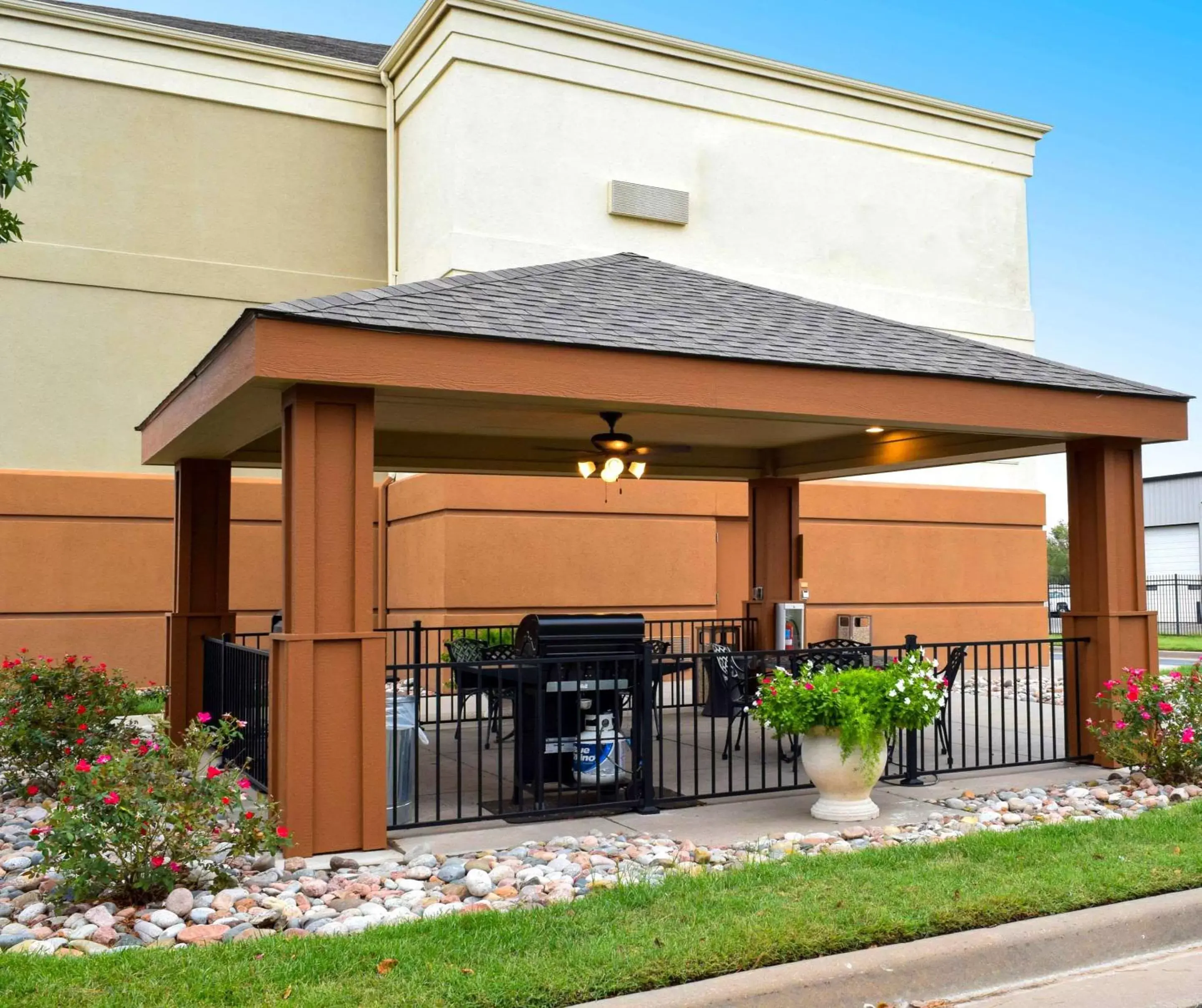 Patio, Property Building in MainStay Suites - Wichita NE