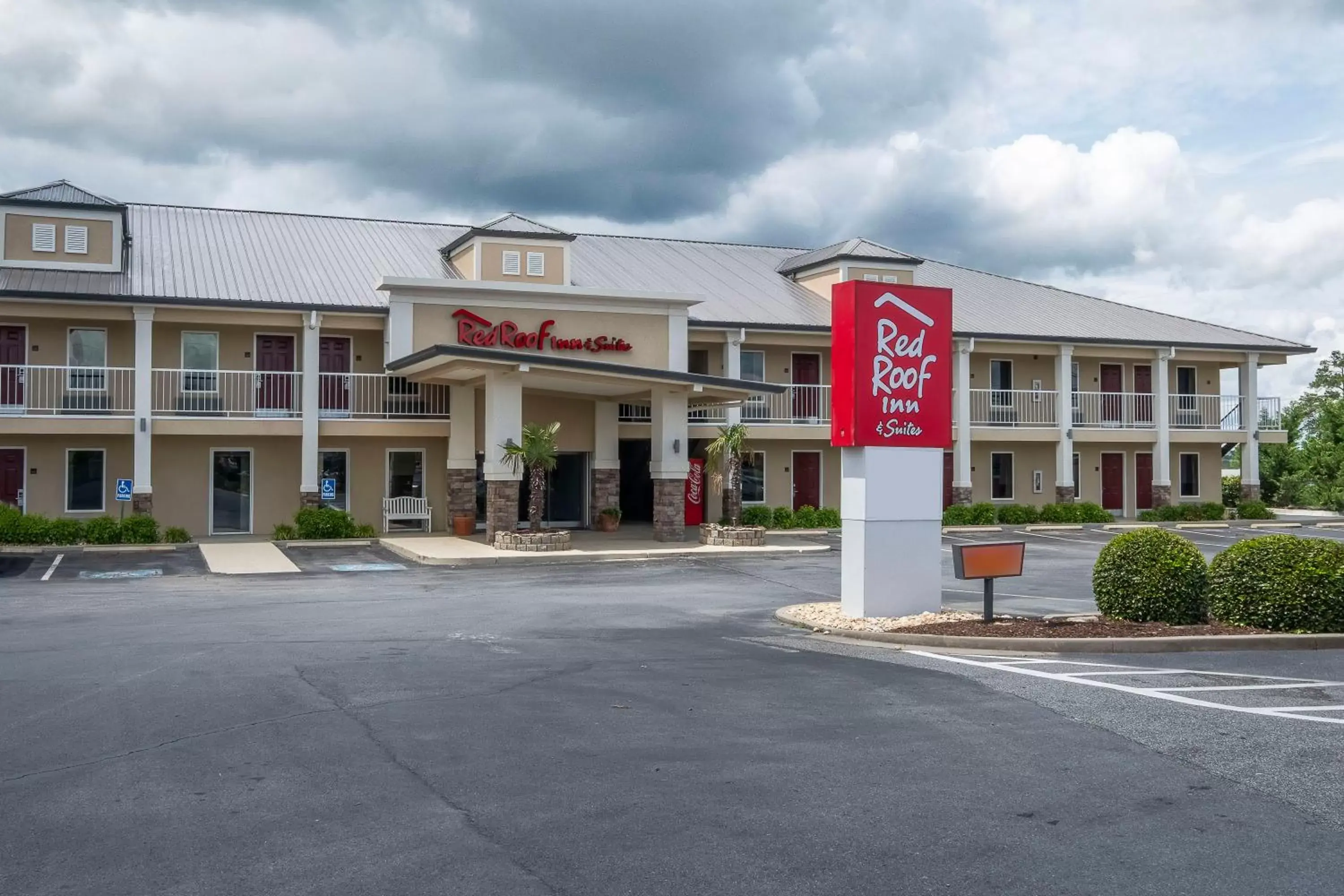 Property Building in Red Roof Inn & Suites Calhoun