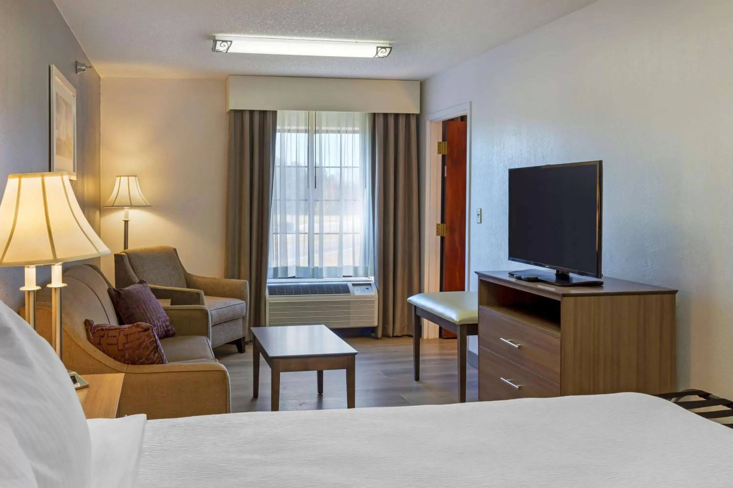 Bedroom, TV/Entertainment Center in Best Western Plus South Hill Inn