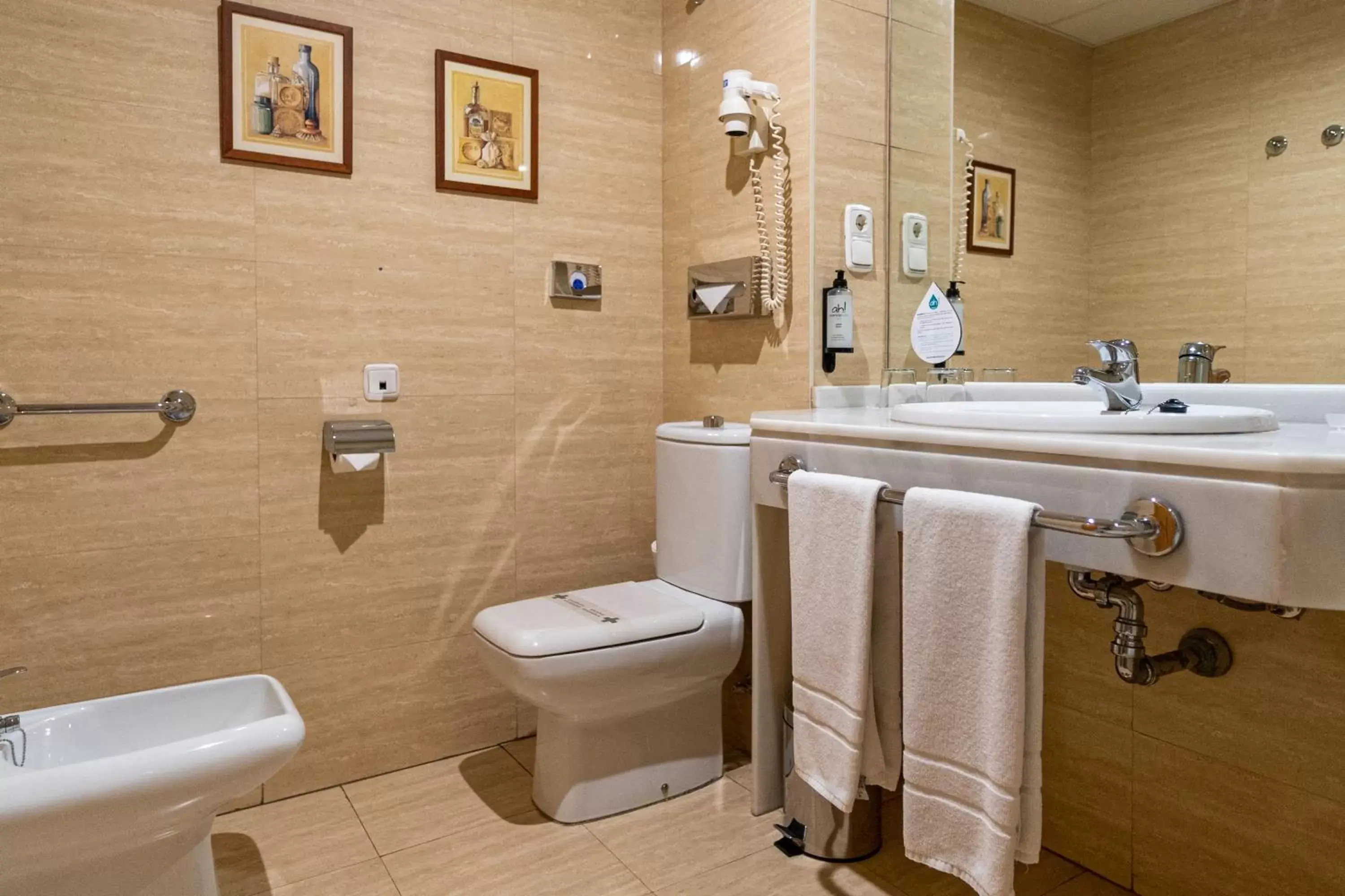 Bathroom in Avenida Hotel