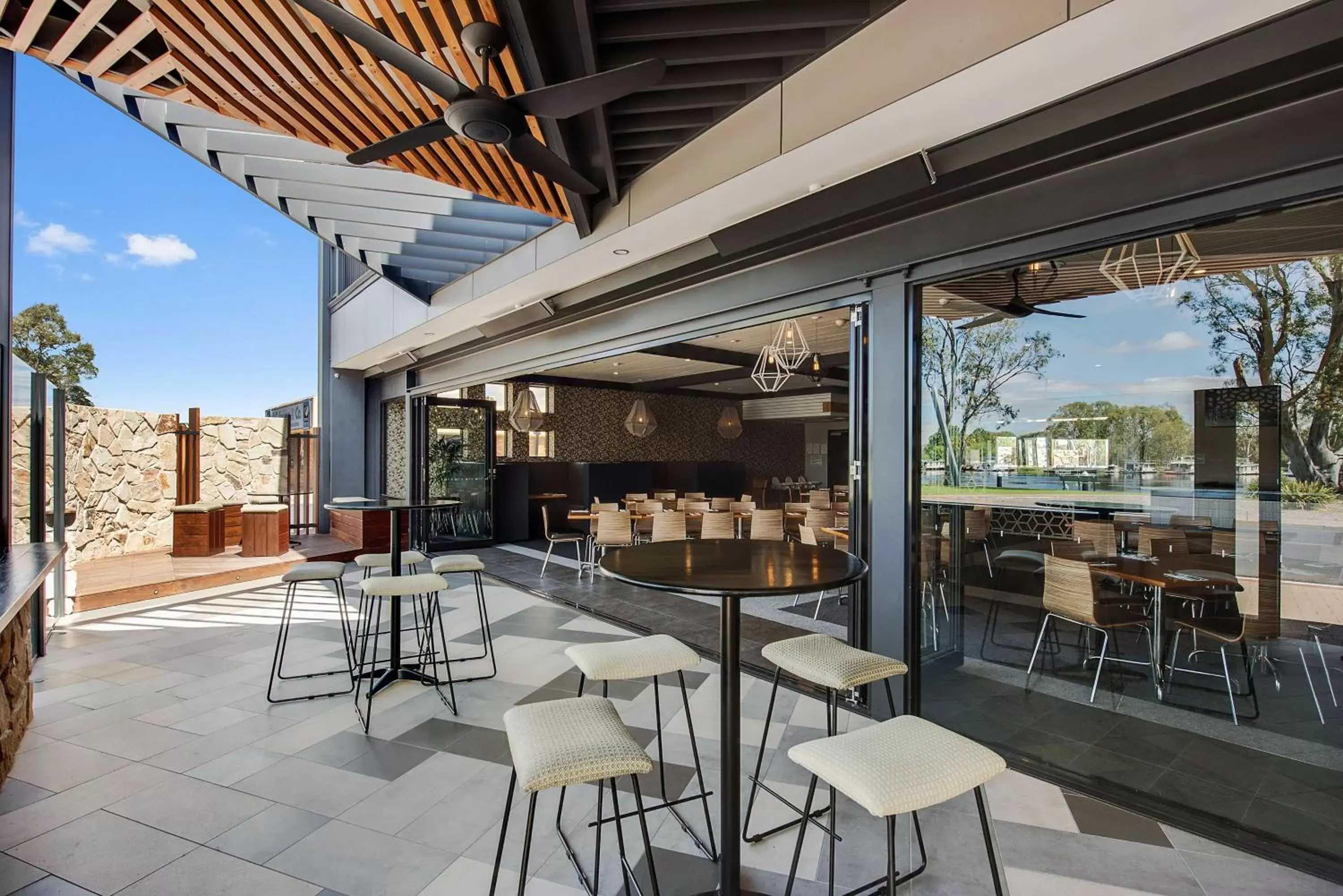 Patio, Restaurant/Places to Eat in Berri Hotel