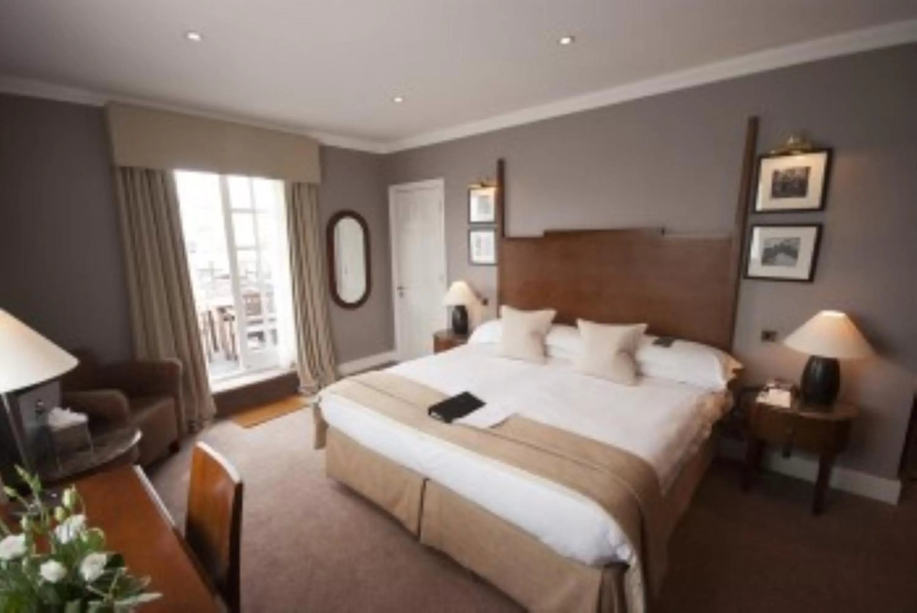 Photo of the whole room, Bed in Sir Christopher Wren Hotel