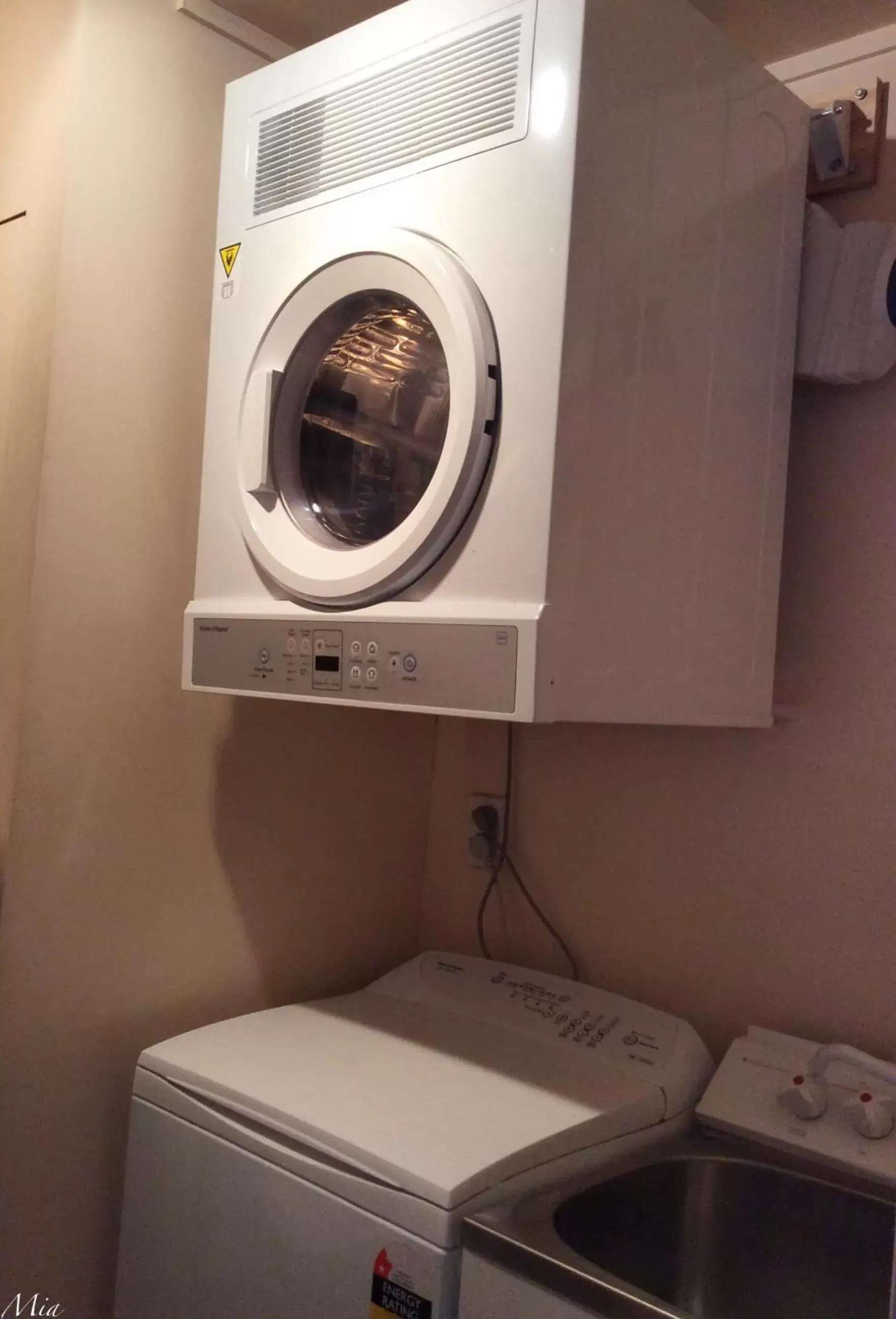 washing machine, Bathroom in Marksman Motor Inn