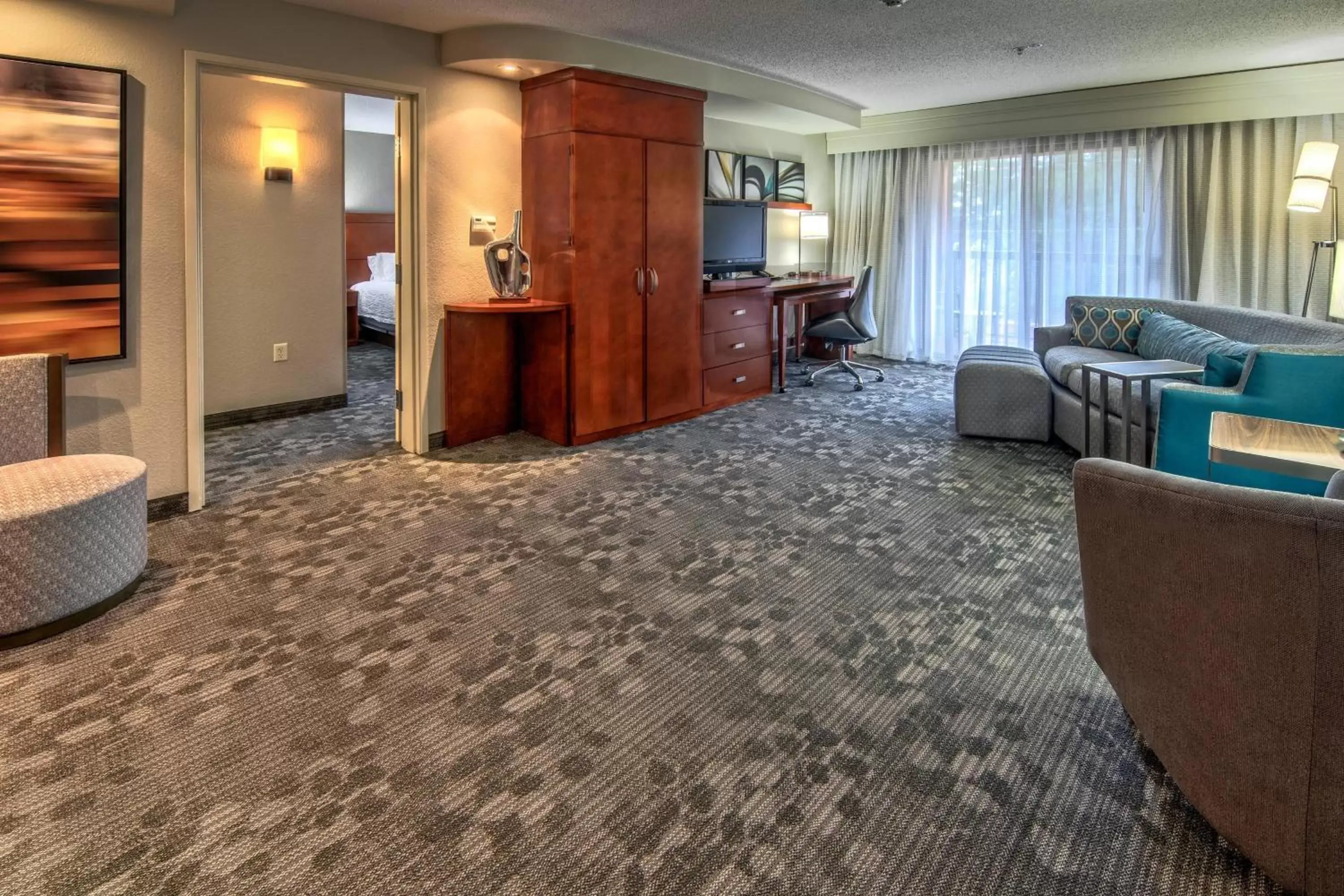 Living room in Courtyard by Marriott Troy