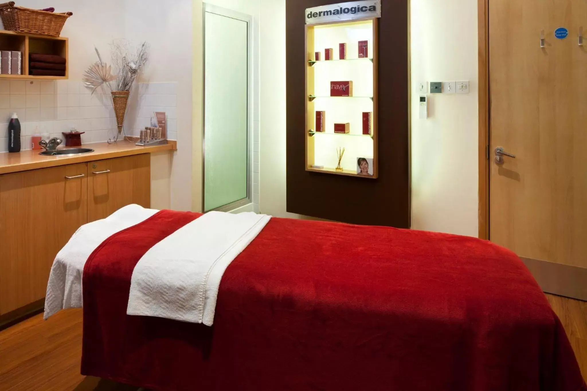 Spa and wellness centre/facilities, Bed in Holiday Inn Guildford, an IHG Hotel