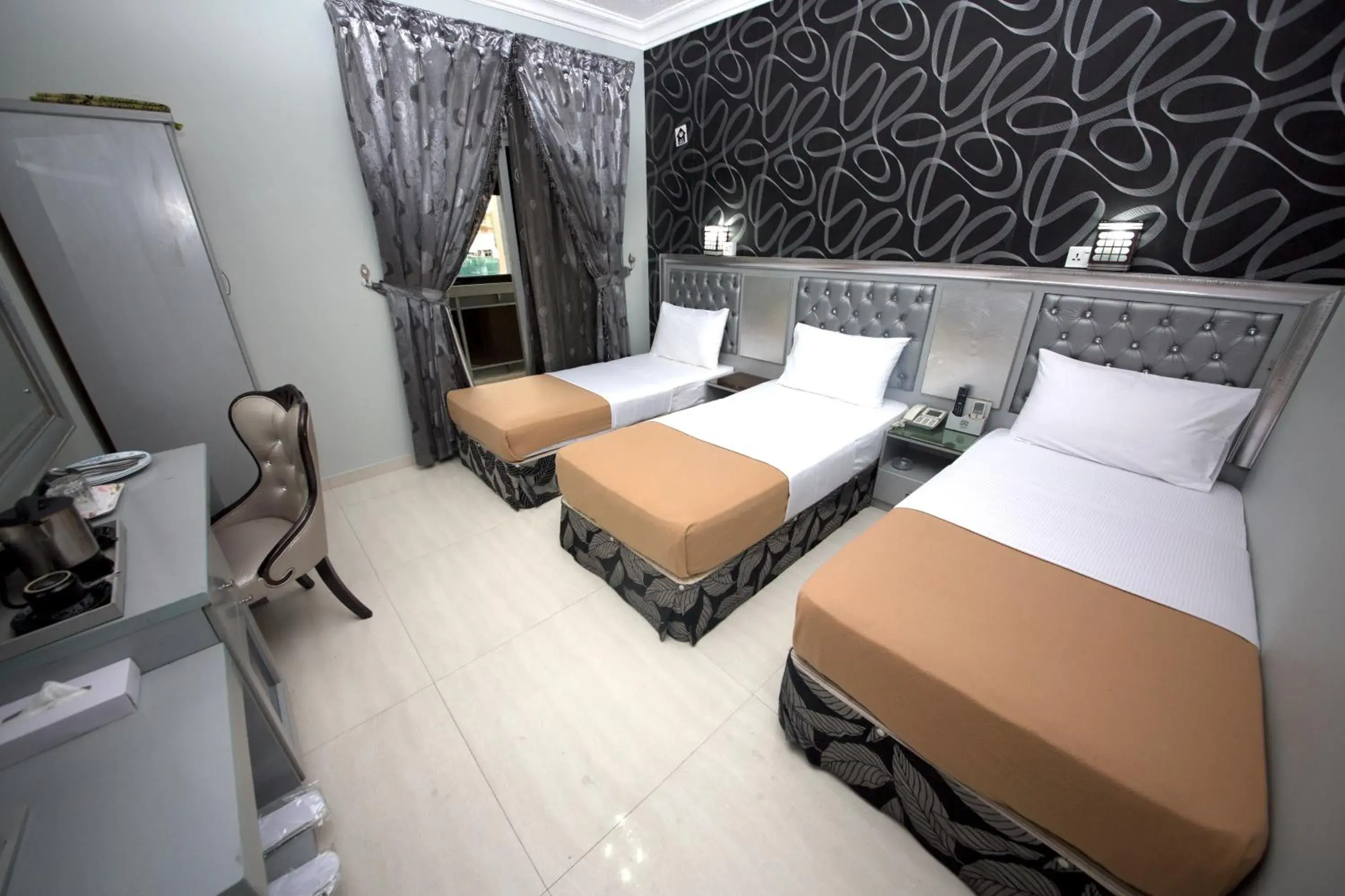 Photo of the whole room, Bed in White Fort Hotel