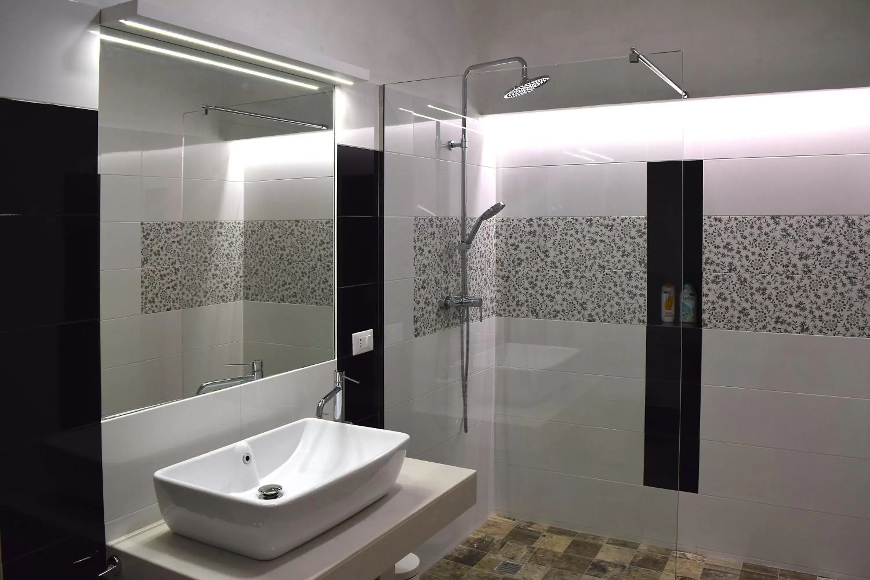 Shower, Bathroom in La Suite Negli Orti