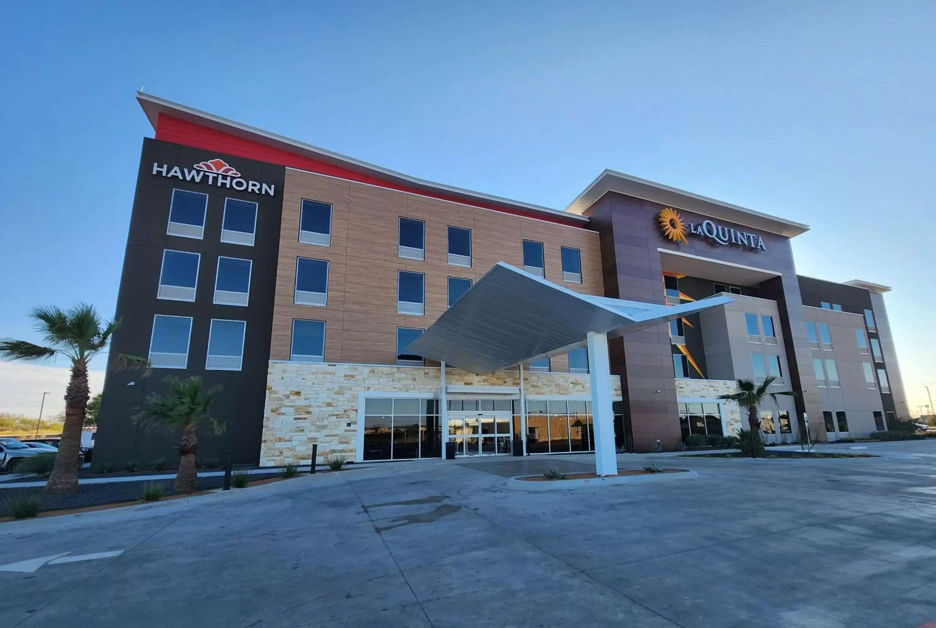 Property Building in La Quinta Inn & Suites by Wyndham Del Rio