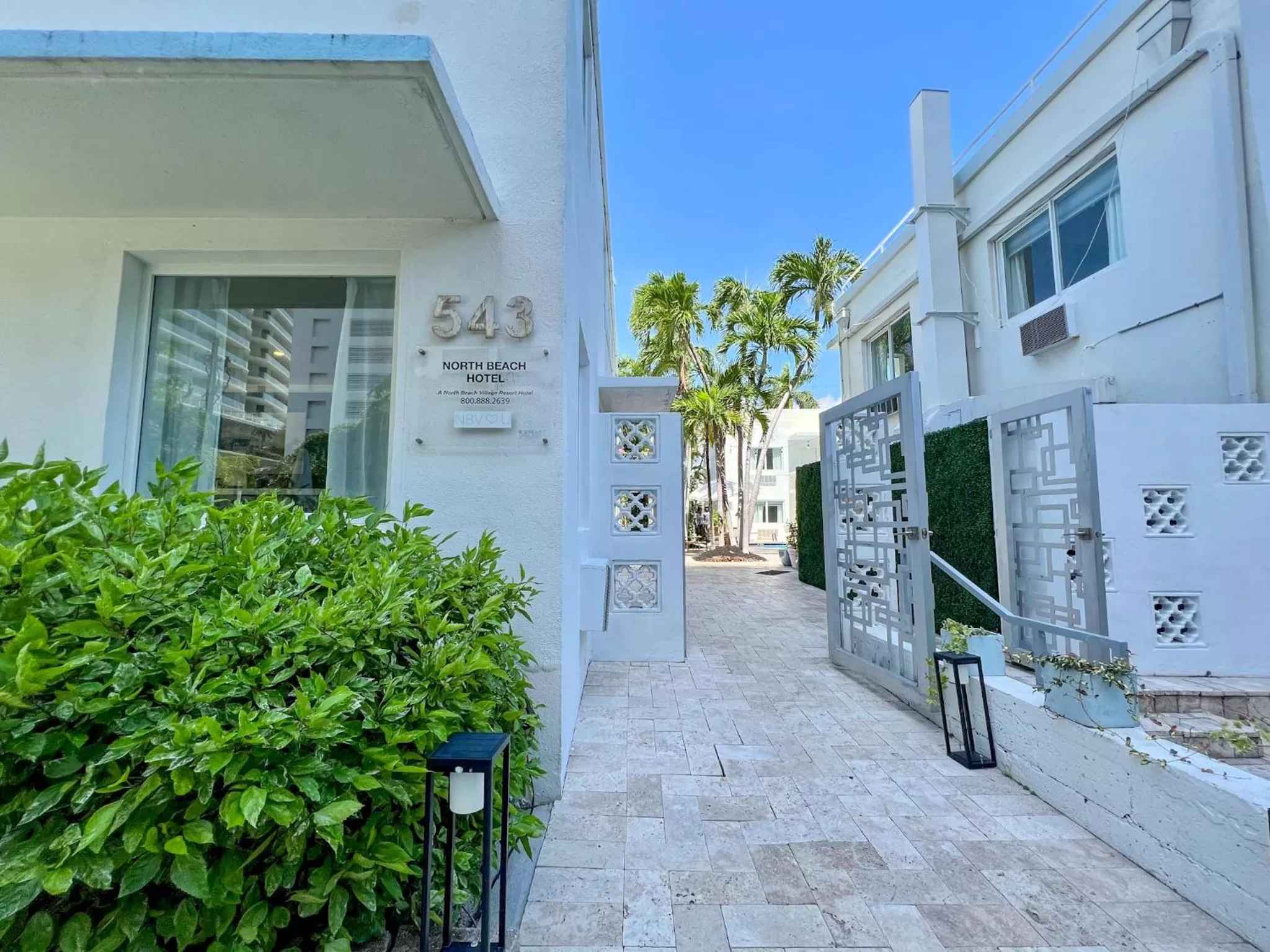 Facade/entrance in North Beach Hotel