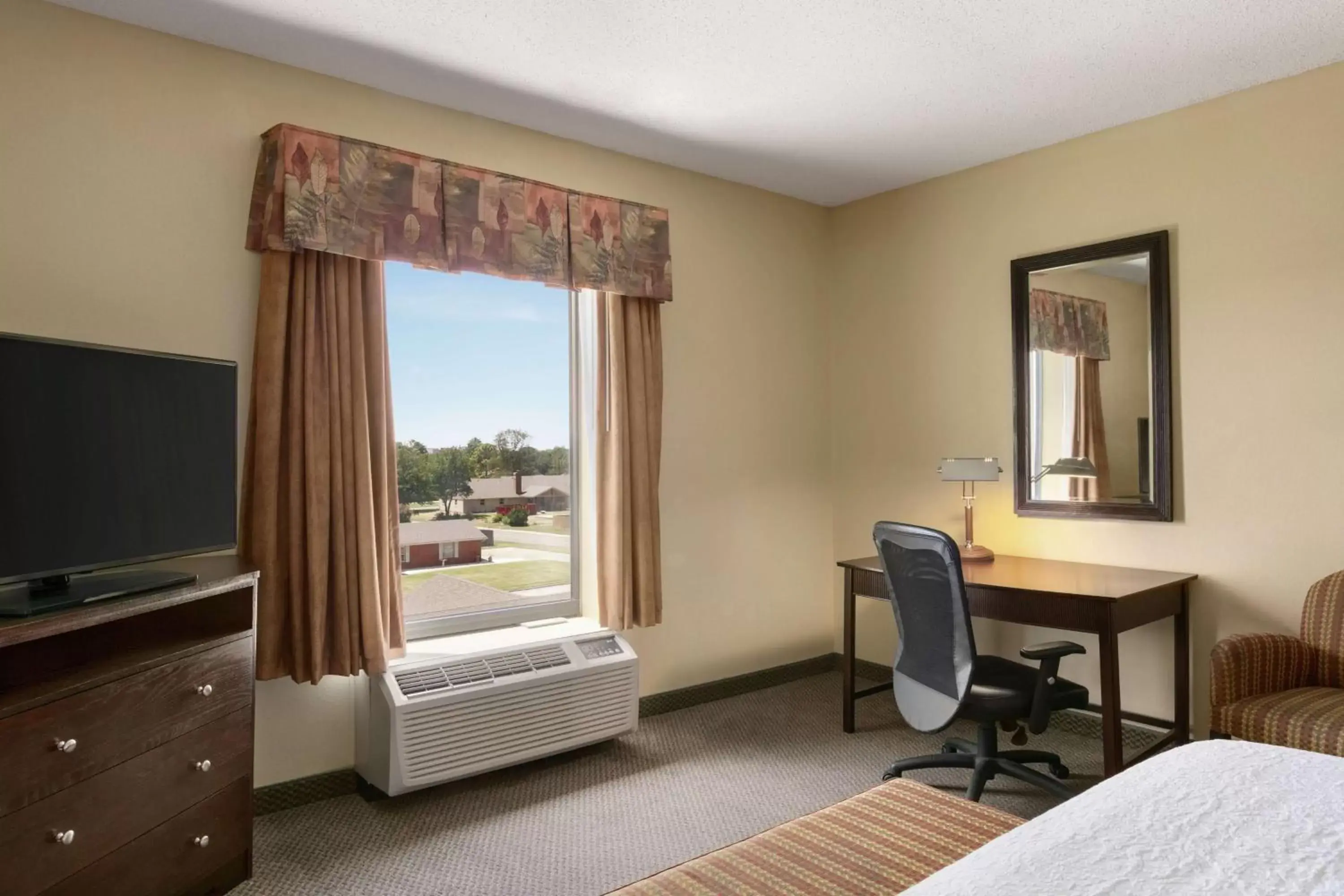 Bedroom, TV/Entertainment Center in Hampton Inn & Suites Lawton