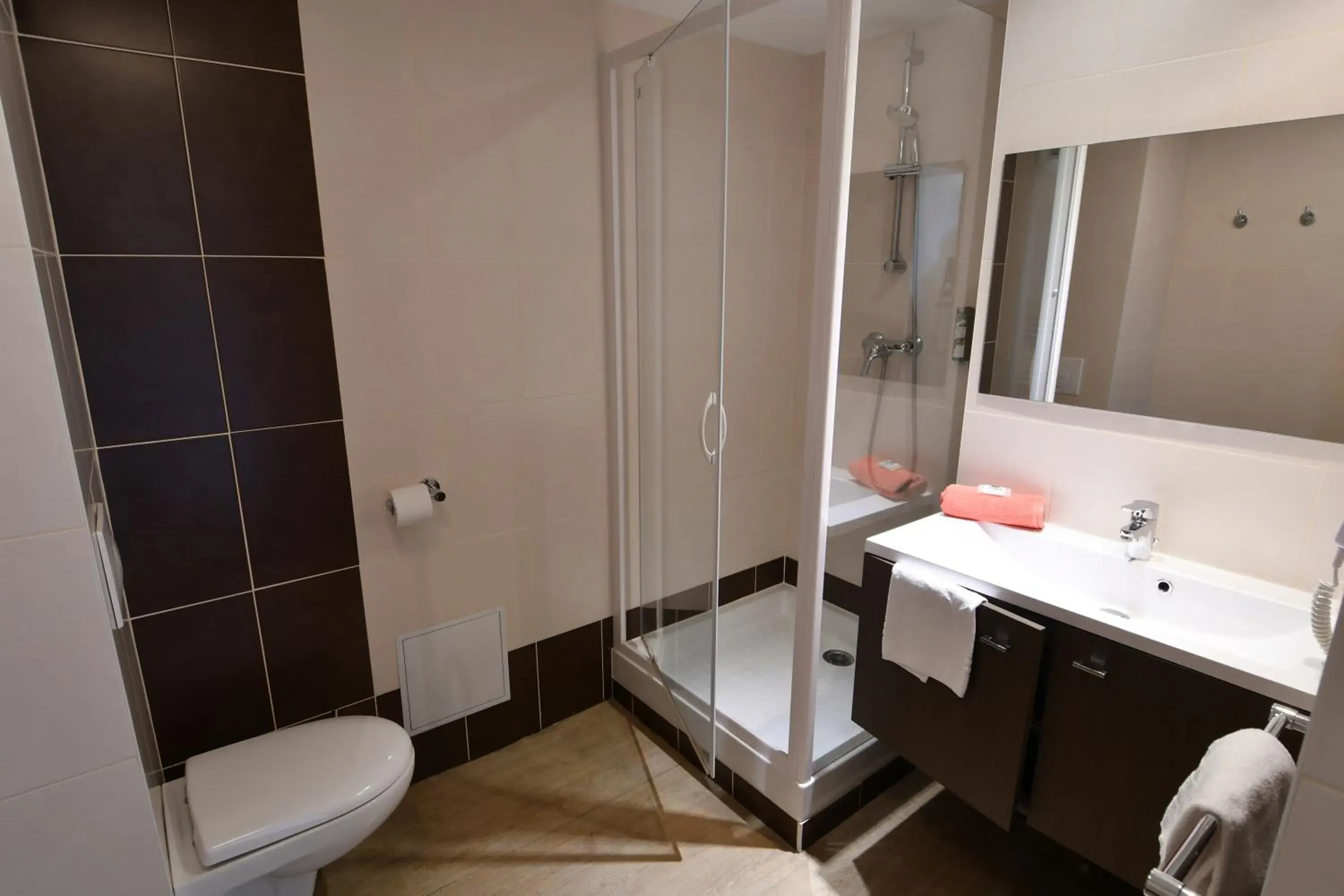 Shower, Bathroom in Appart-Hôtel Mer & Golf City Bordeaux - Bruges