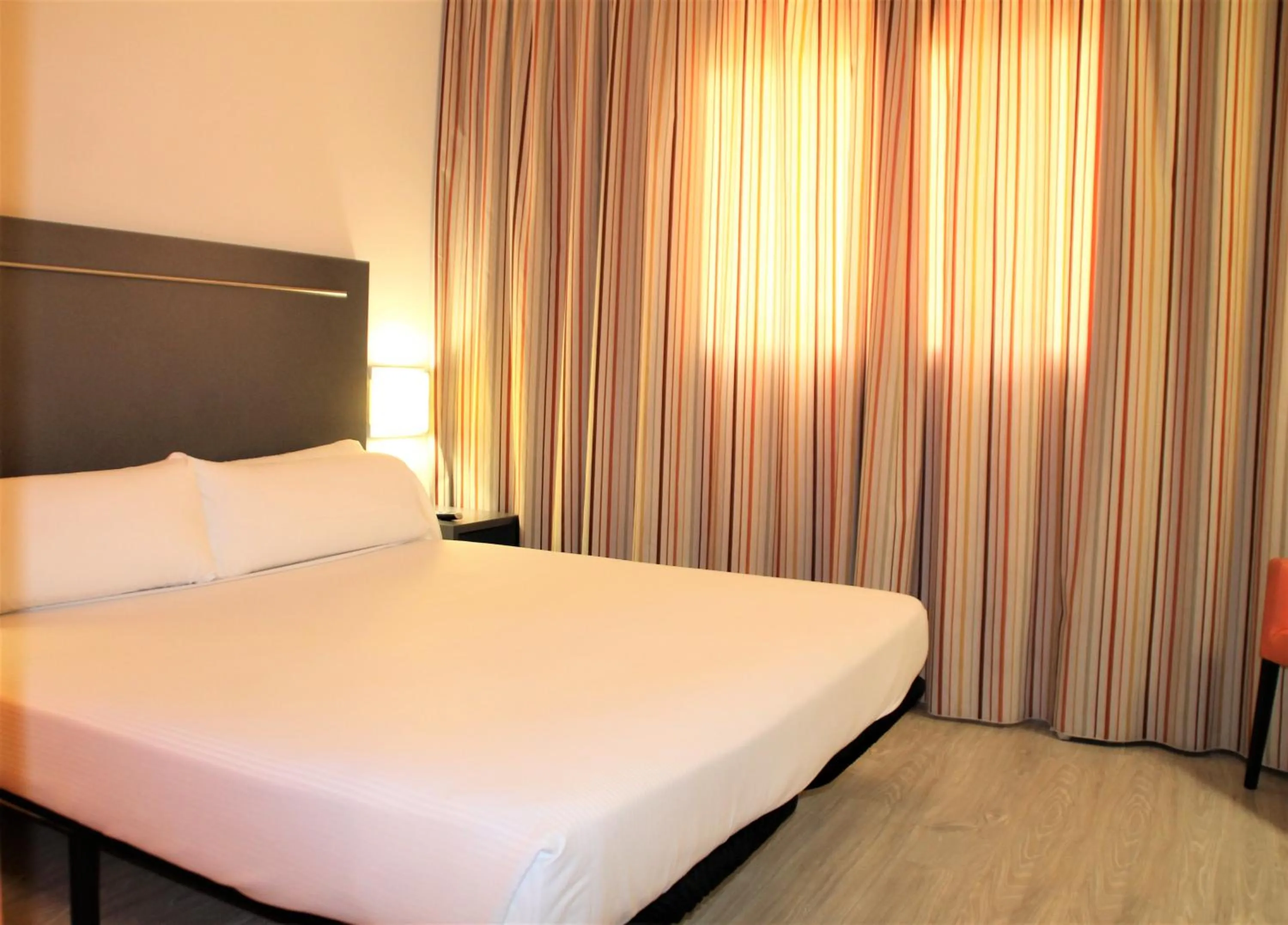 Photo of the whole room, Bed in H2 Fuenlabrada