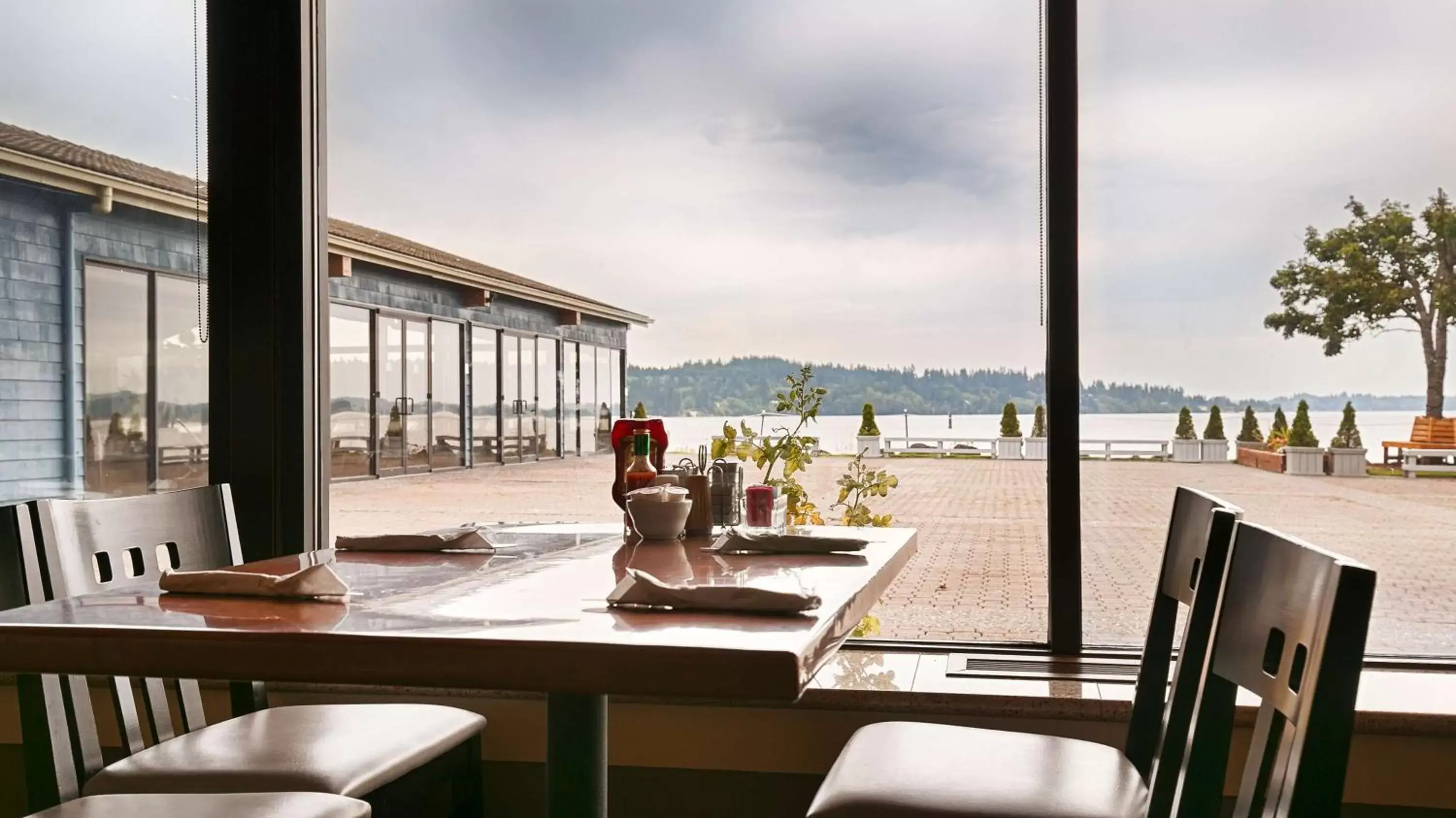 Restaurant/places to eat in Best Western Plus Silverdale Beach Hotel