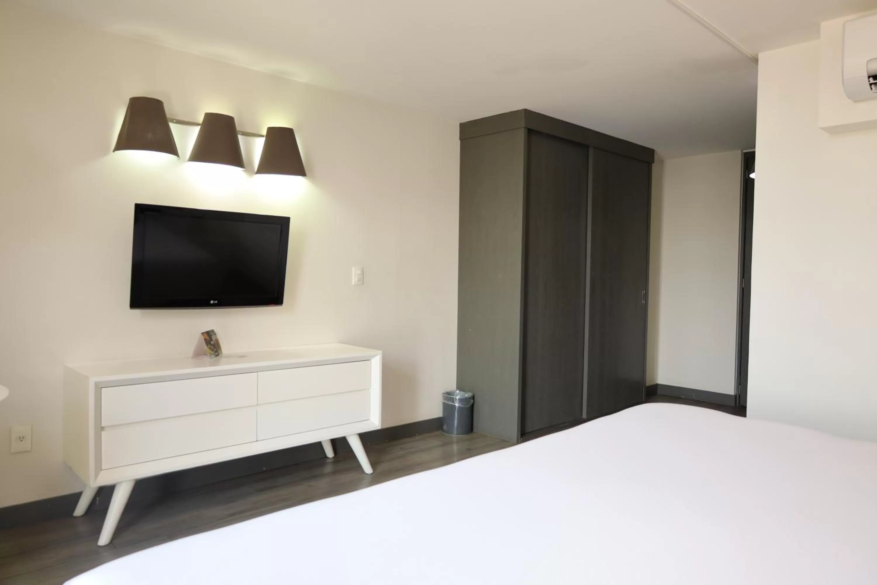 Photo of the whole room, Bed in Hotel El Ejecutivo by Reforma Avenue