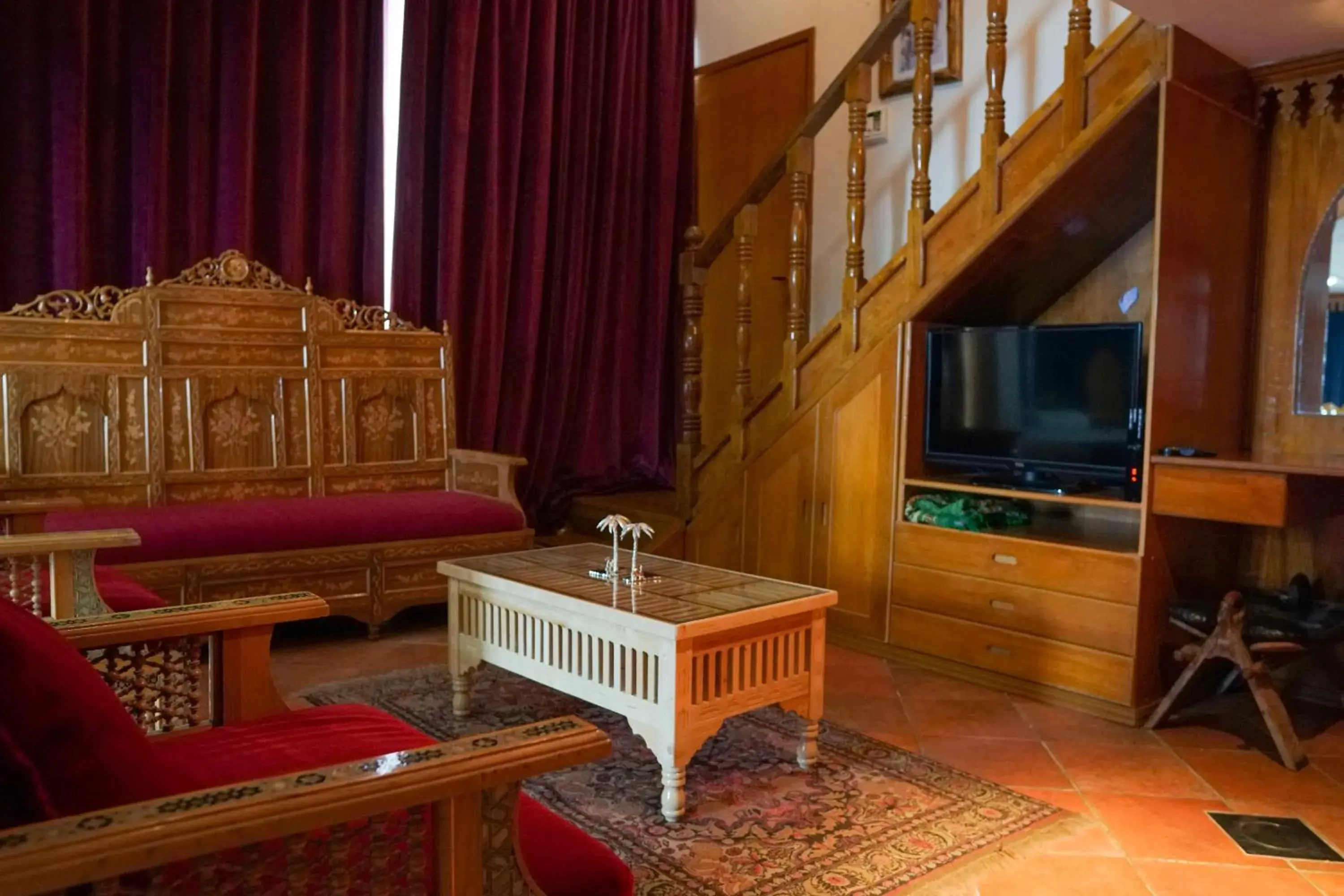 TV and multimedia, Seating Area in Kuwait Palace Hotel