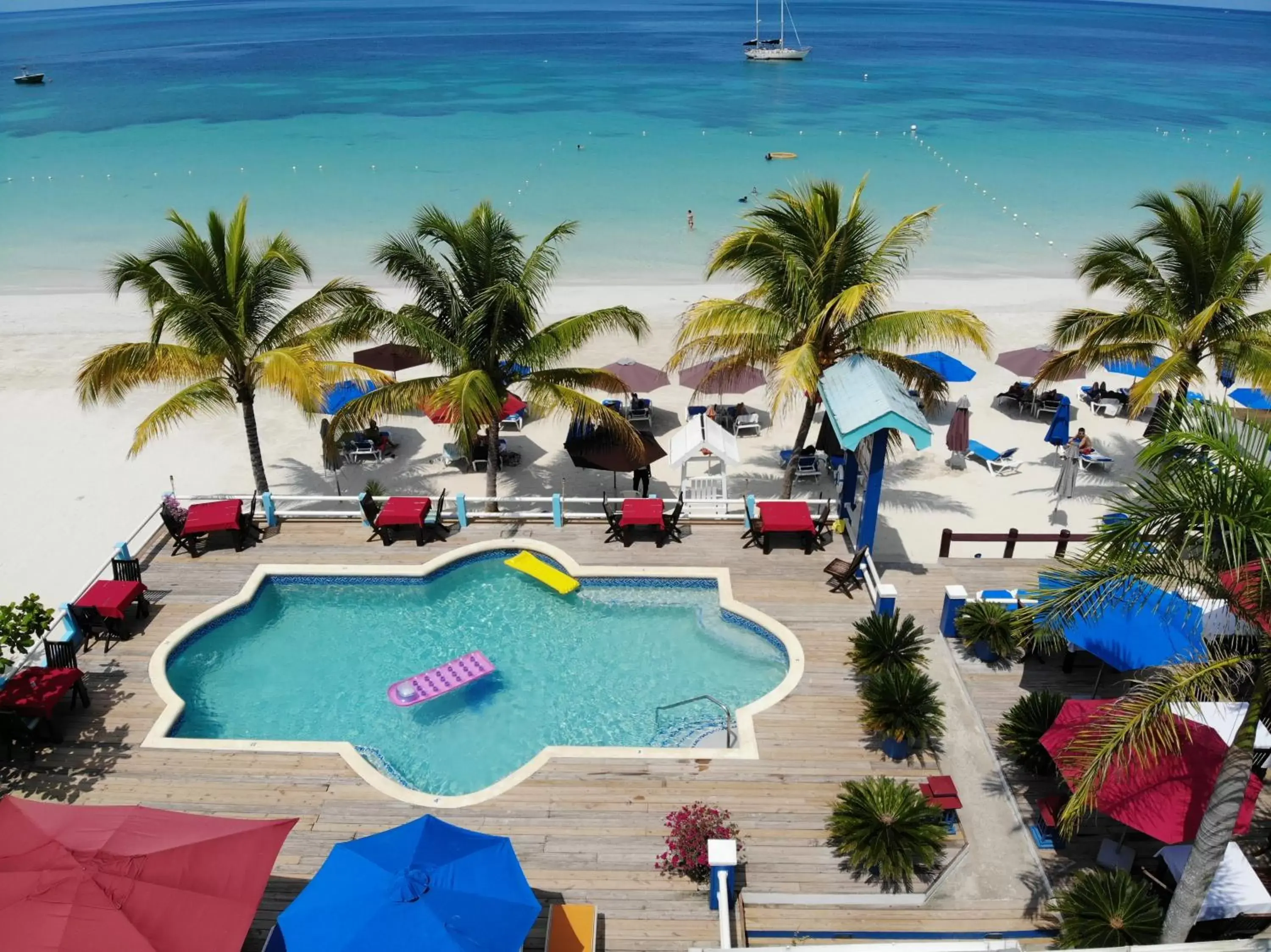 Swimming pool in Negril Palms