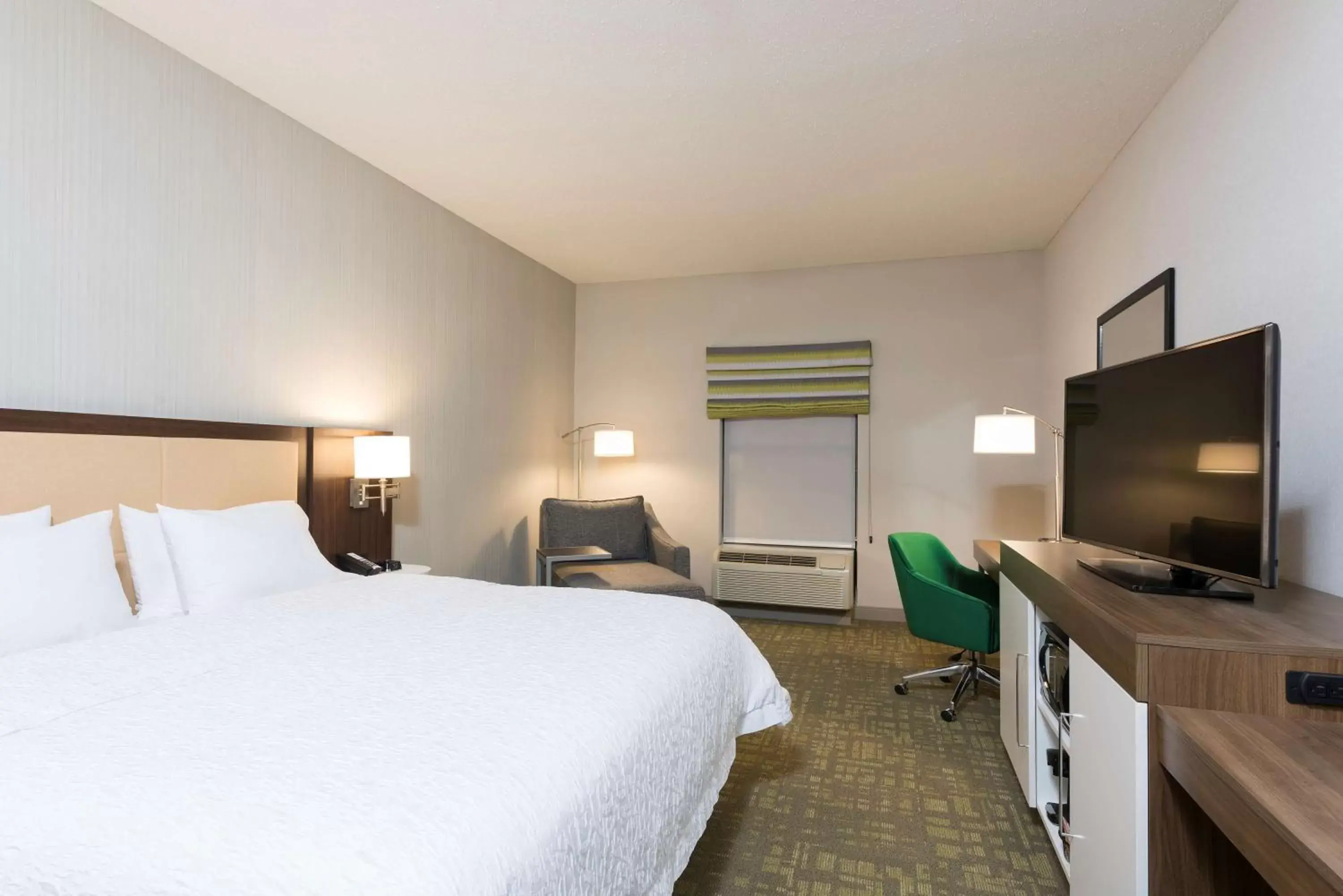 Bedroom, Bed in Hampton Inn & Suites East Lansing