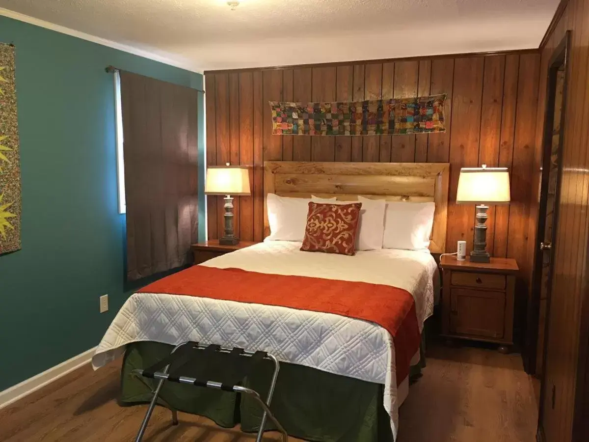 Bed in Meadowlark Motel with Restaurant & Bar
