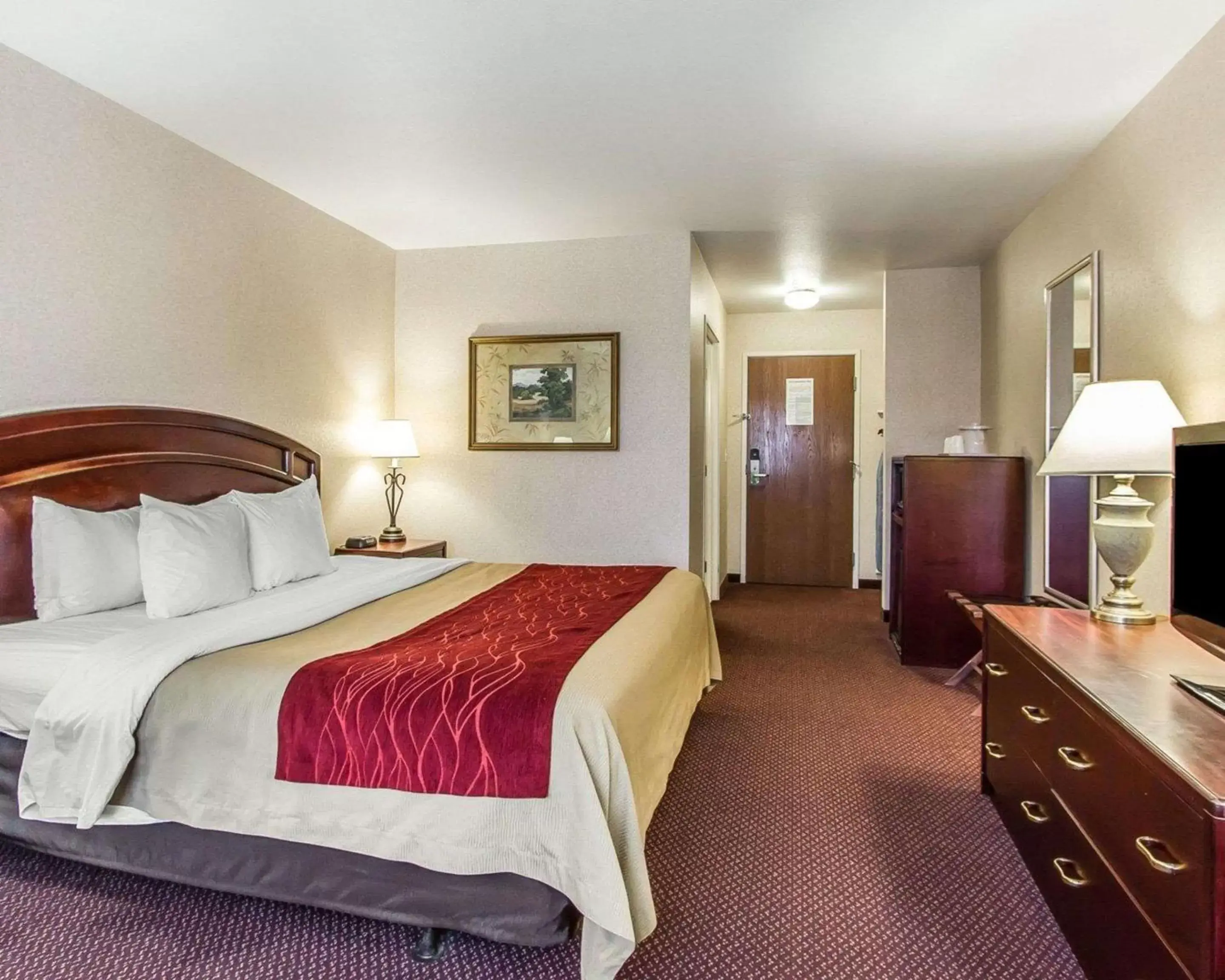 Photo of the whole room, Bed in Quality Inn & Suites Fort Madison near Hwy 61