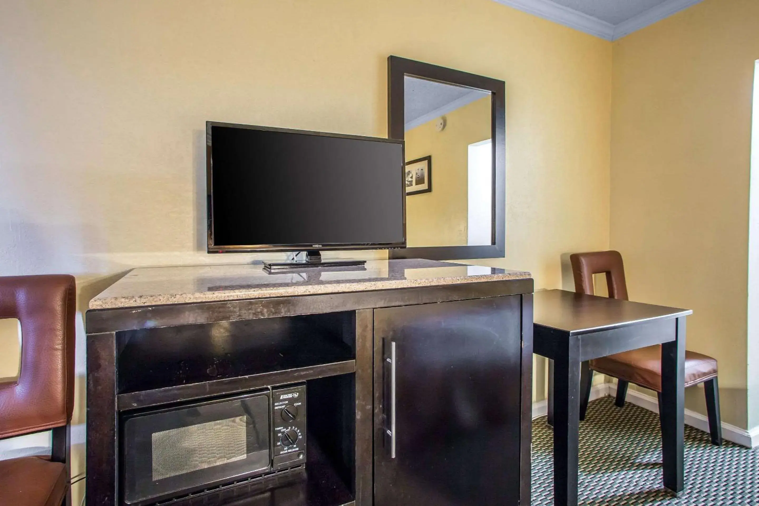Photo of the whole room, TV/Entertainment Center in Rodeway Inn Boardwalk