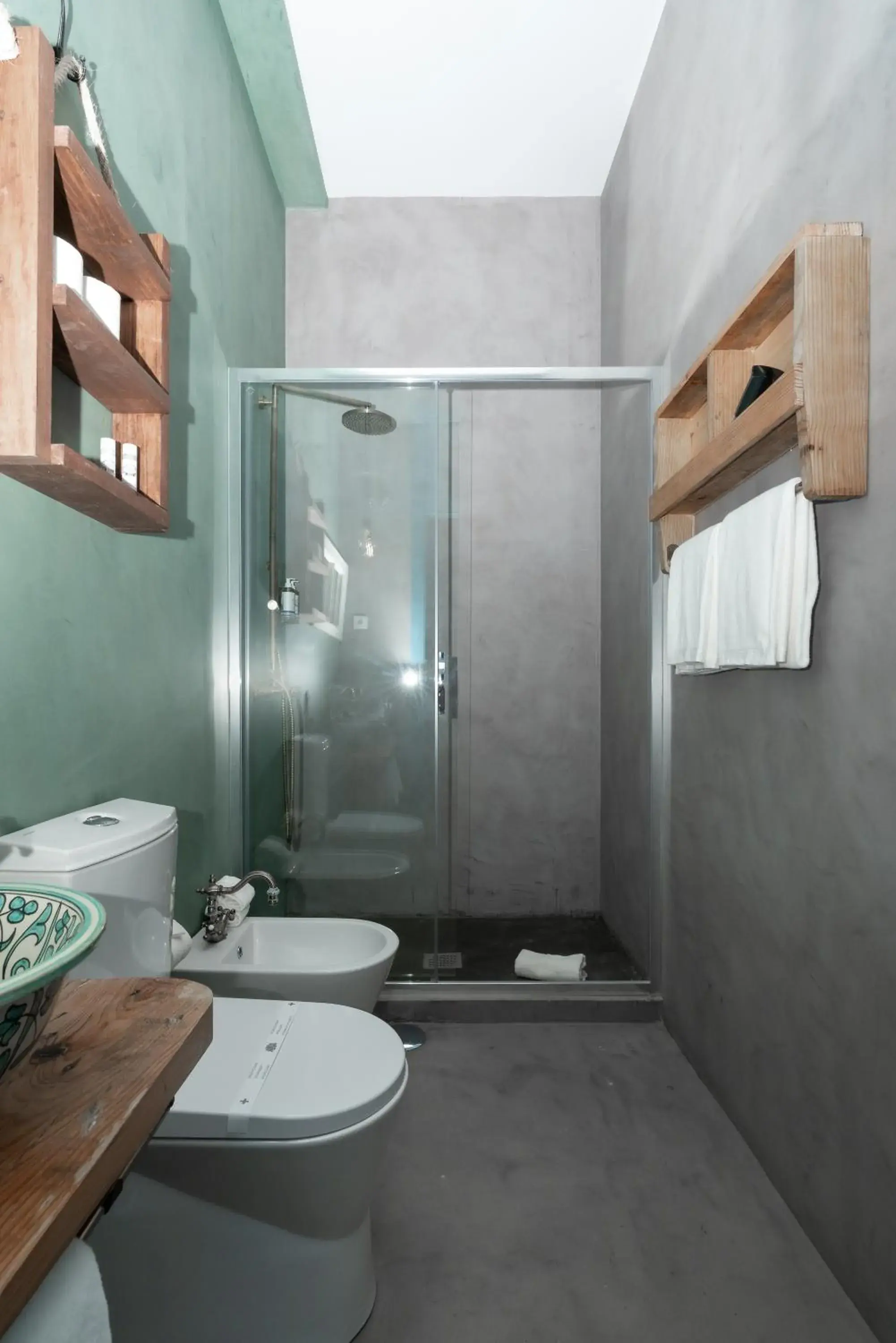 Shower, Bathroom in Des Arts Hostel and Suites