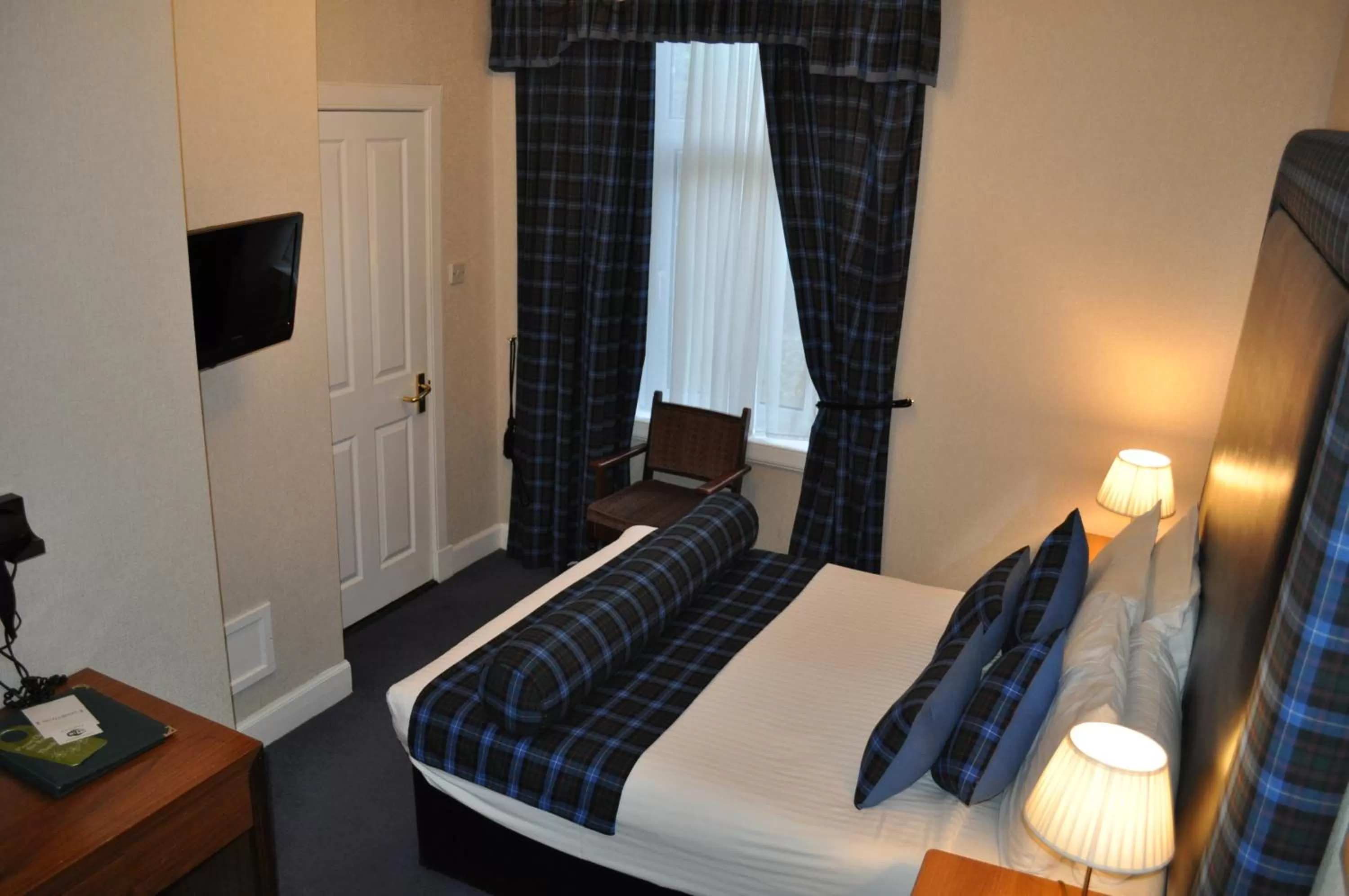 Photo of the whole room, Bed in Argyll Hotel
